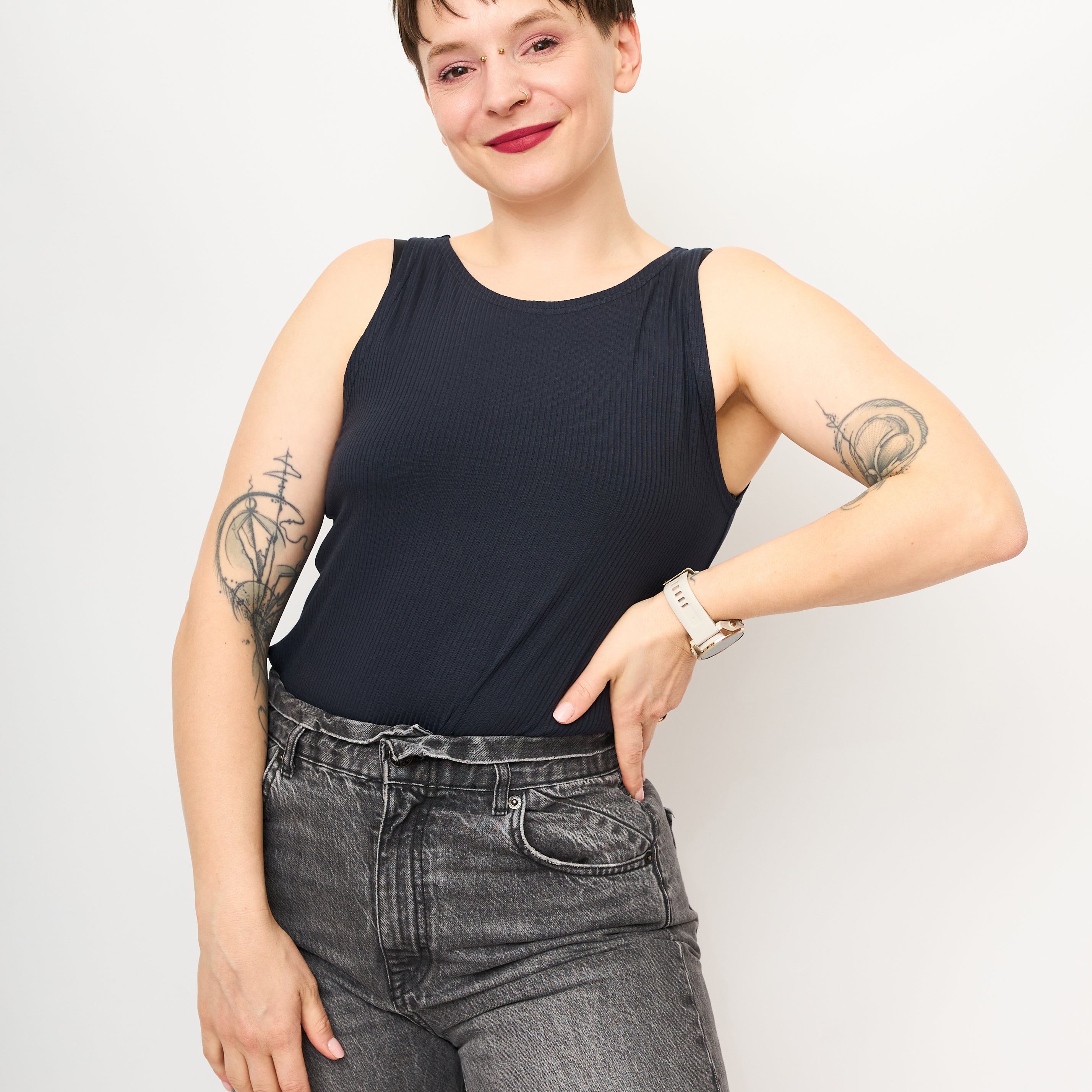 Melly trägt auf dem Foto 'Tessa' Größe S, Rippjersey 'dunkelblau'
