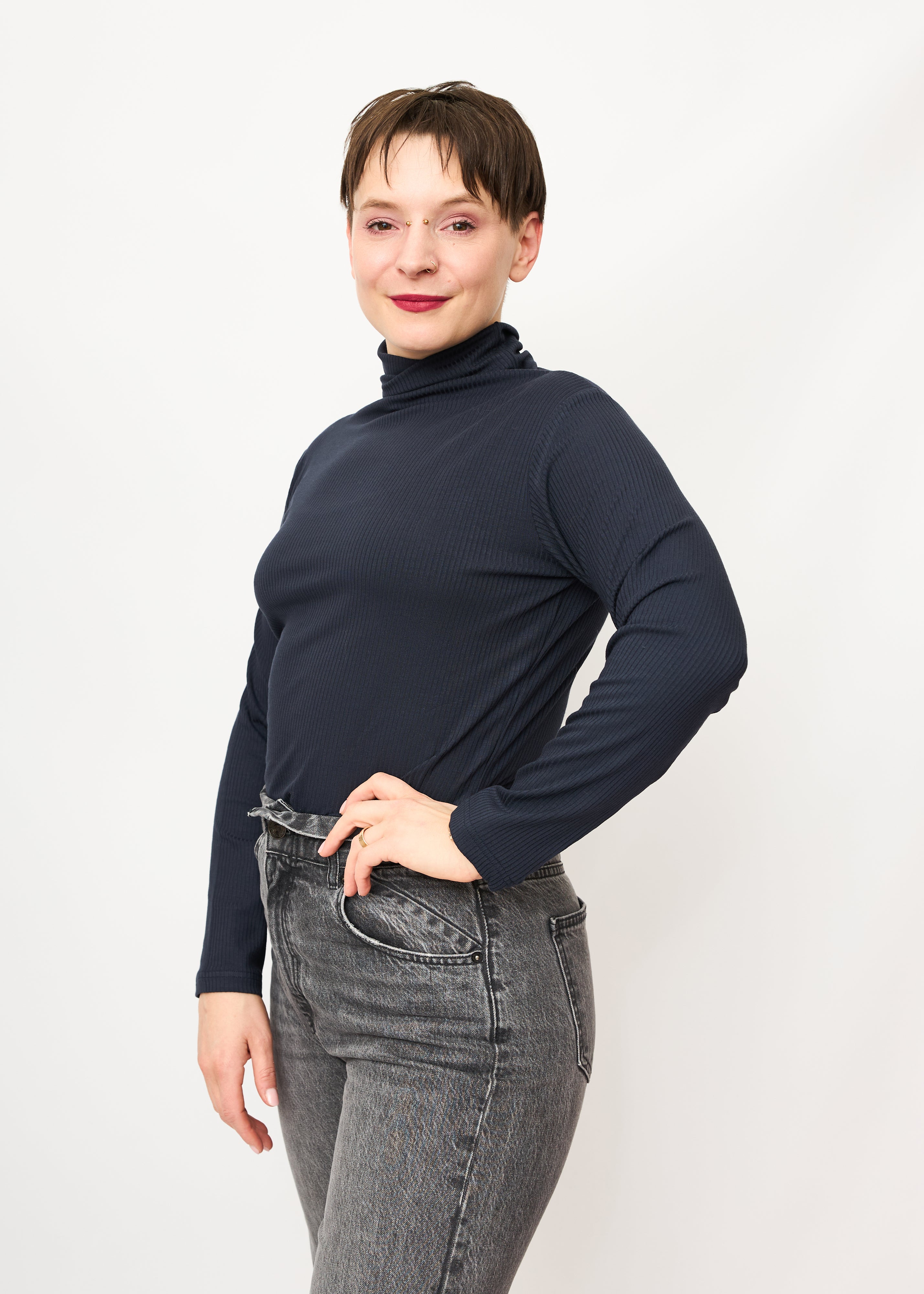 Melly trägt auf dem Größe S und dunkelblau