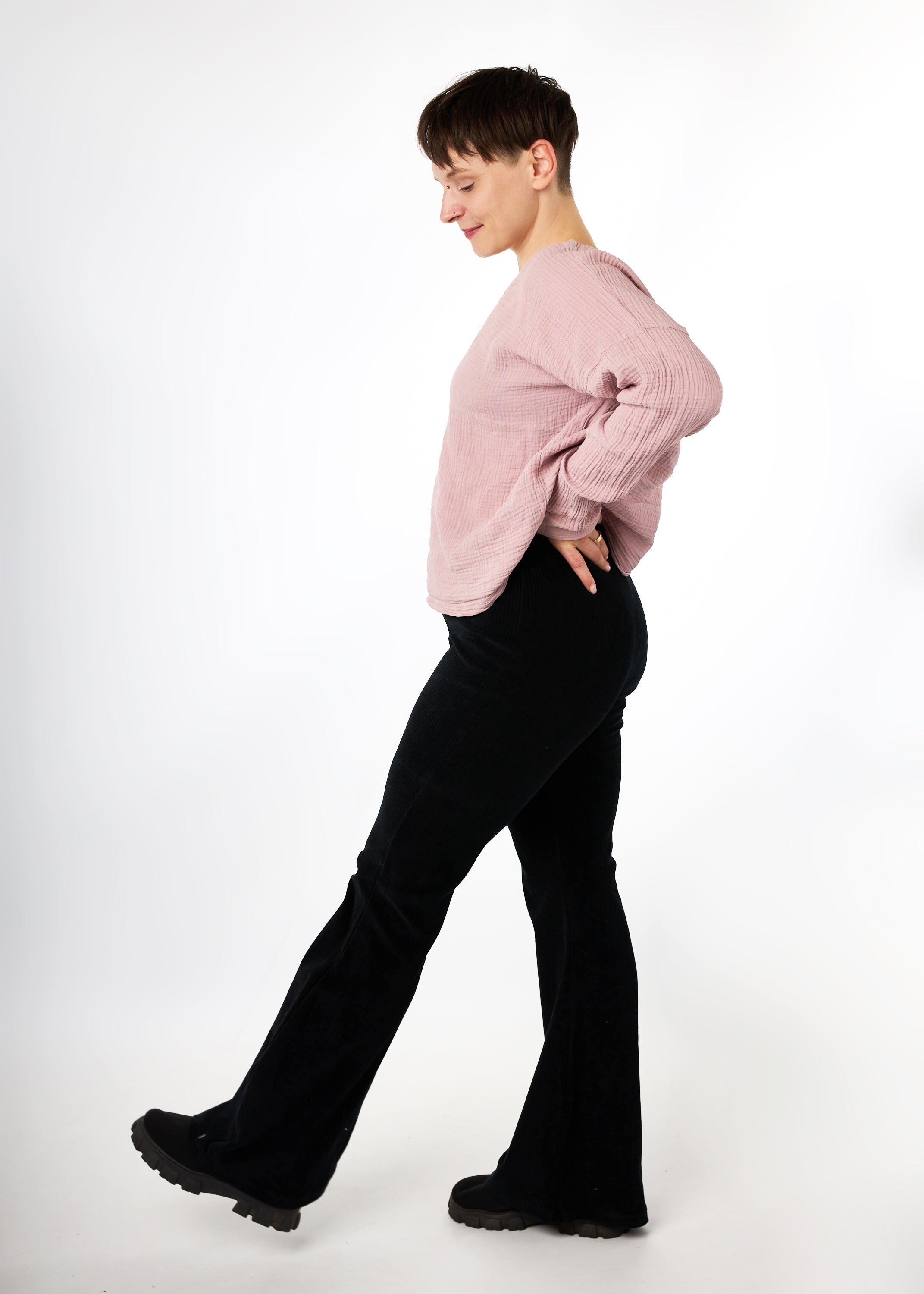 Melly trägt die Schlagleggings aus Velvetcord in Größe M