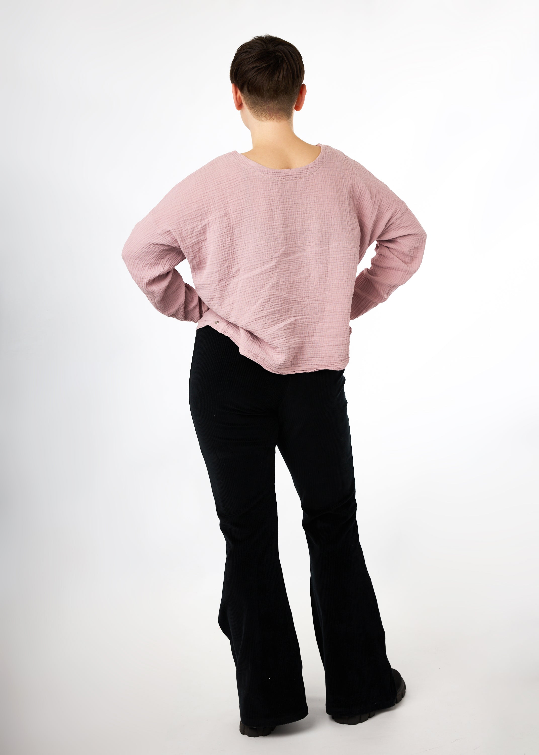 Melly trägt die Schlagleggings aus Velvetcord in Größe M