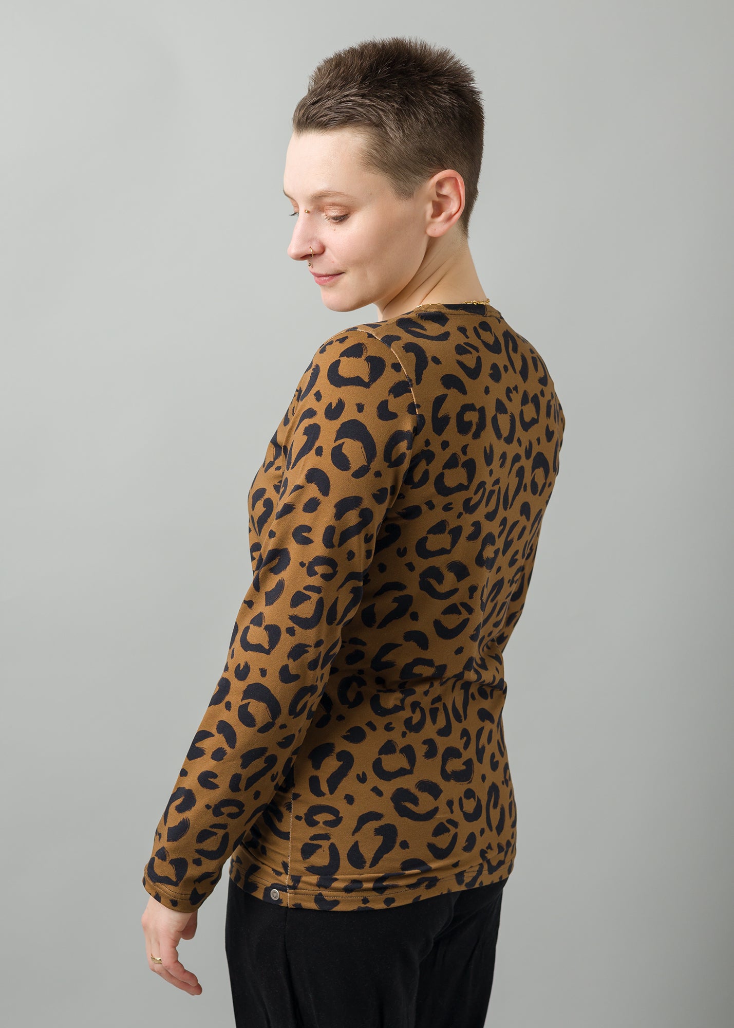 Melly trägt auf dem Foto 'Bina' mit Rundhals Größe S, Muster elastisch 'Leobert'