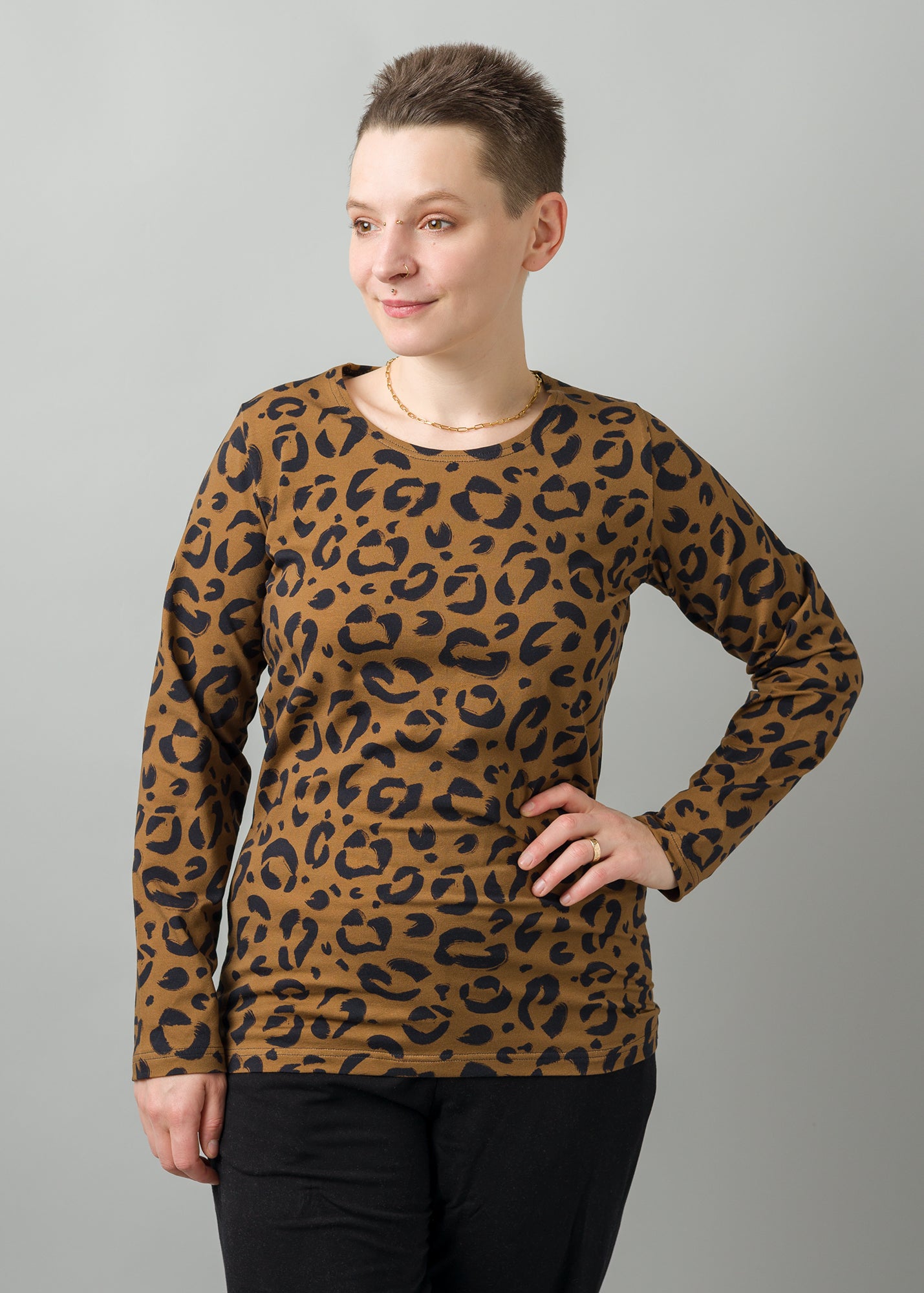 Melly trägt auf dem Foto 'Bina' mit Rundhals Größe S, Muster elastisch 'Leobert'