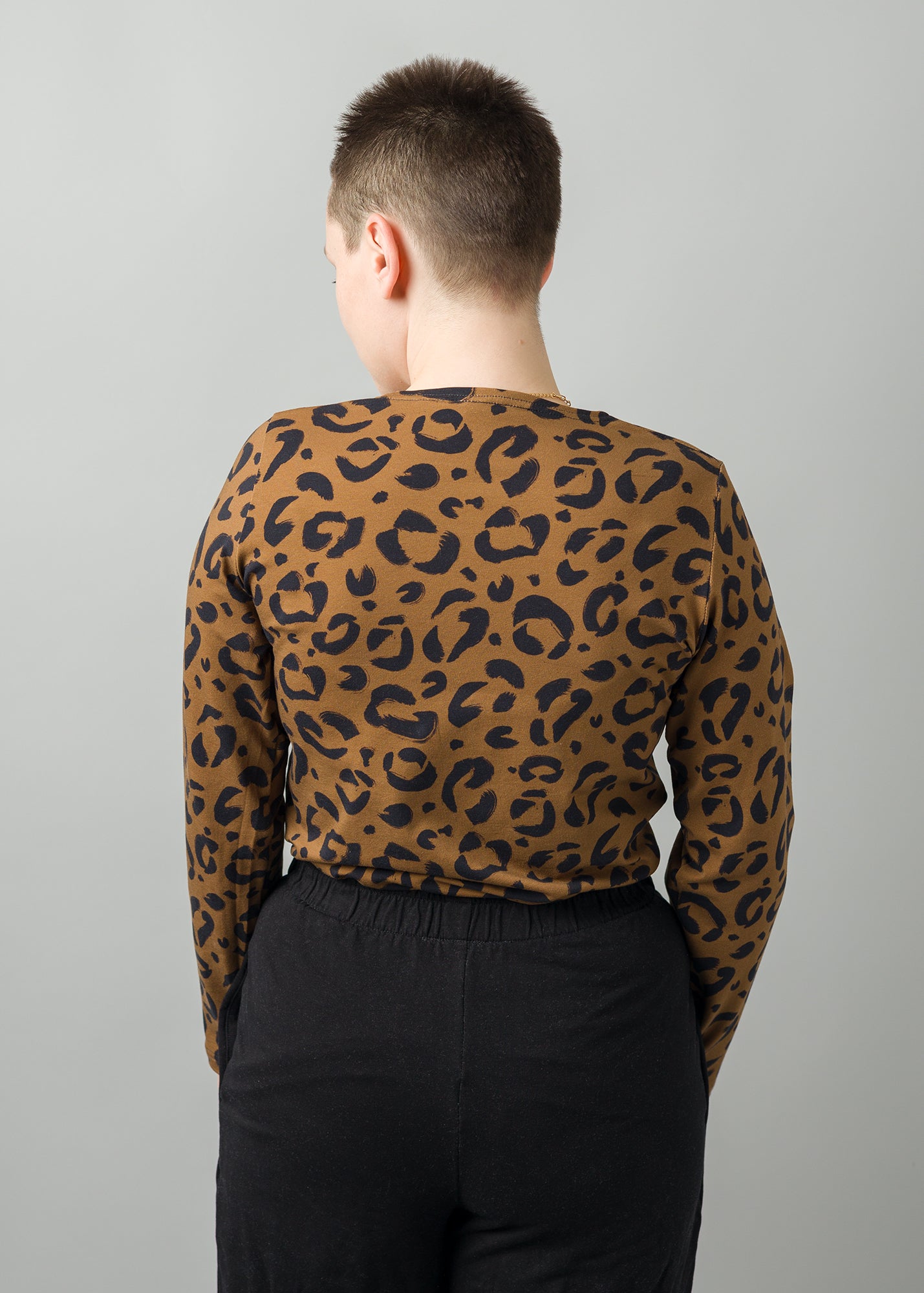 Melly trägt auf dem Foto 'Bina' mit Rundhals Größe S, Muster elastisch 'Leobert'