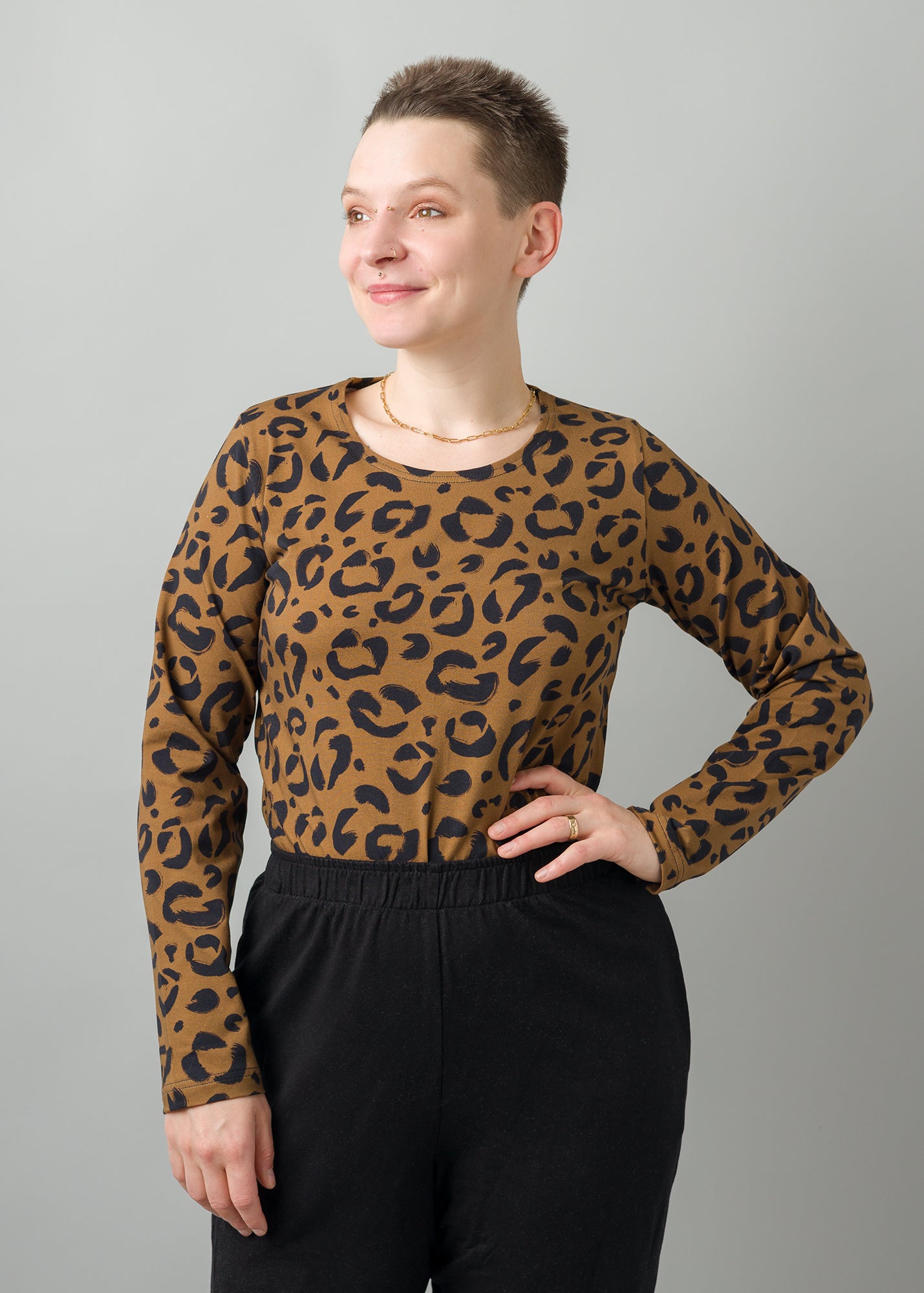 Melly trägt auf dem Foto 'Bina' mit Rundhals Größe S, Muster elastisch 'Leobert'