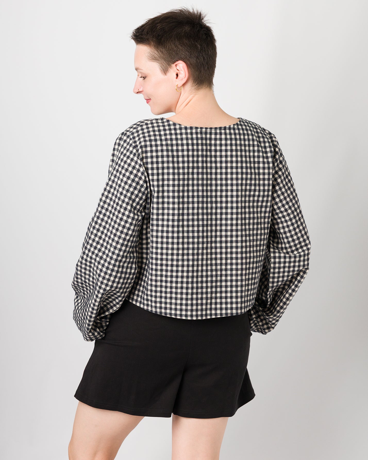 Melly trägt auf dem Foto 'Bella' Größe S, Seersucker und 'Skadi' Größe S, Tenceljersey