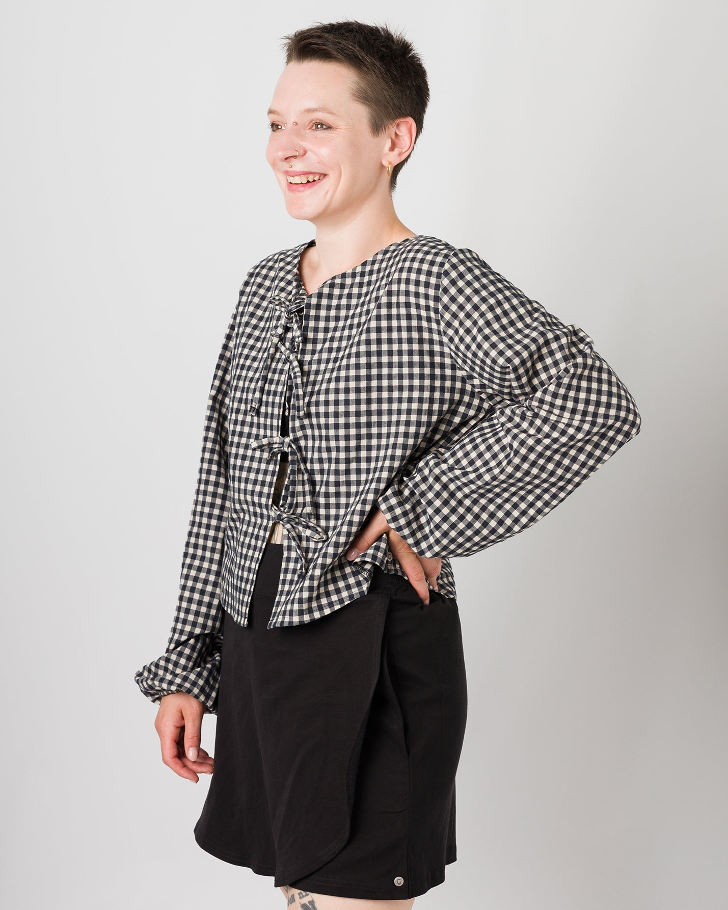 Melly trägt auf dem Foto 'Bella' Größe S, Seersucker und 'Skadi' Größe S, Tenceljersey