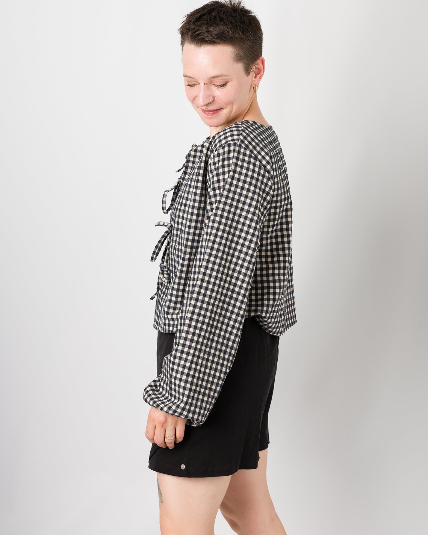 Melly trägt auf dem Foto 'Bella' Größe S, Seersucker und 'Skadi' Größe S, Tenceljersey