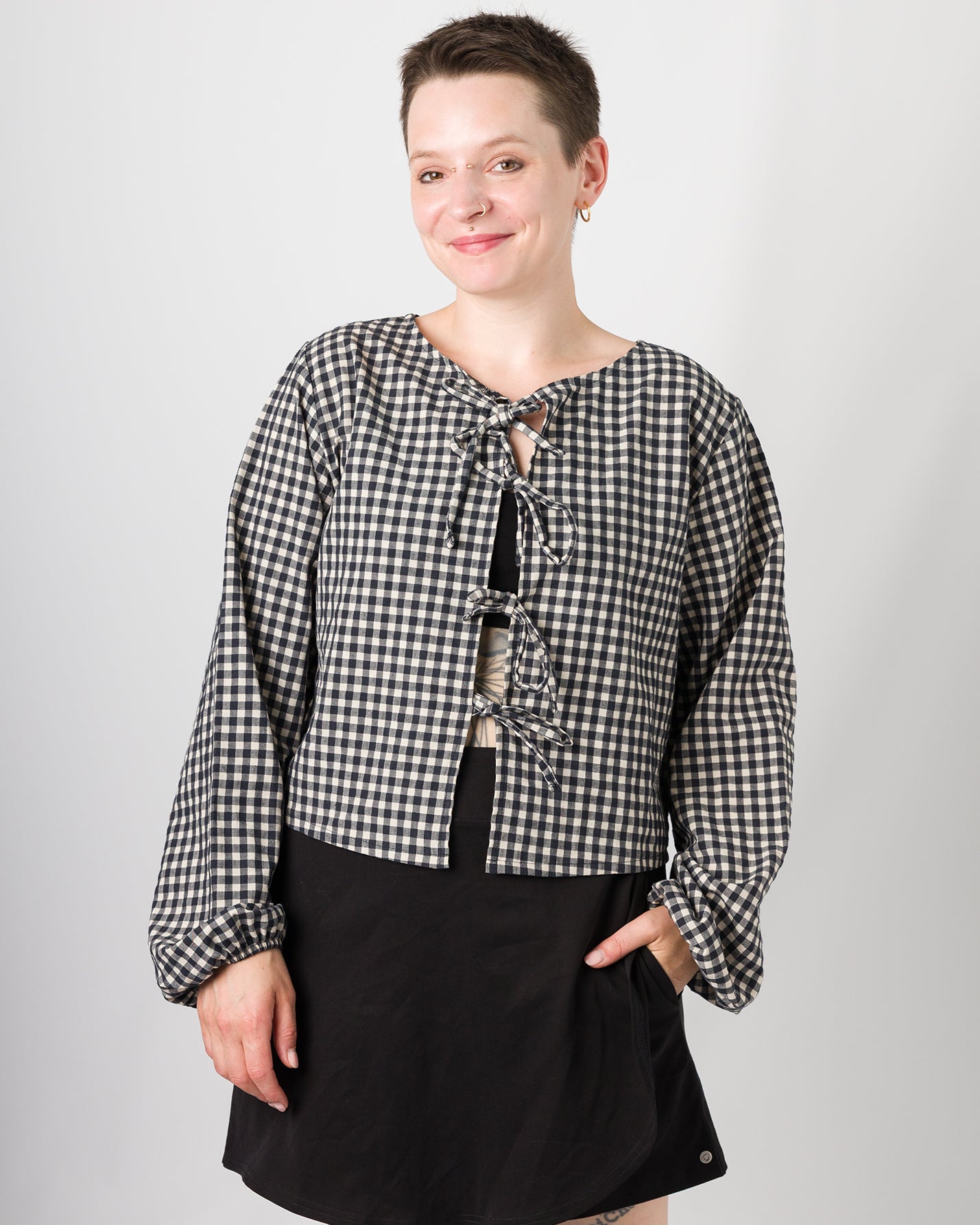 Melly trägt auf dem Foto 'Bella' Größe S, Seersucker und 'Skadi' Größe S, Tenceljersey