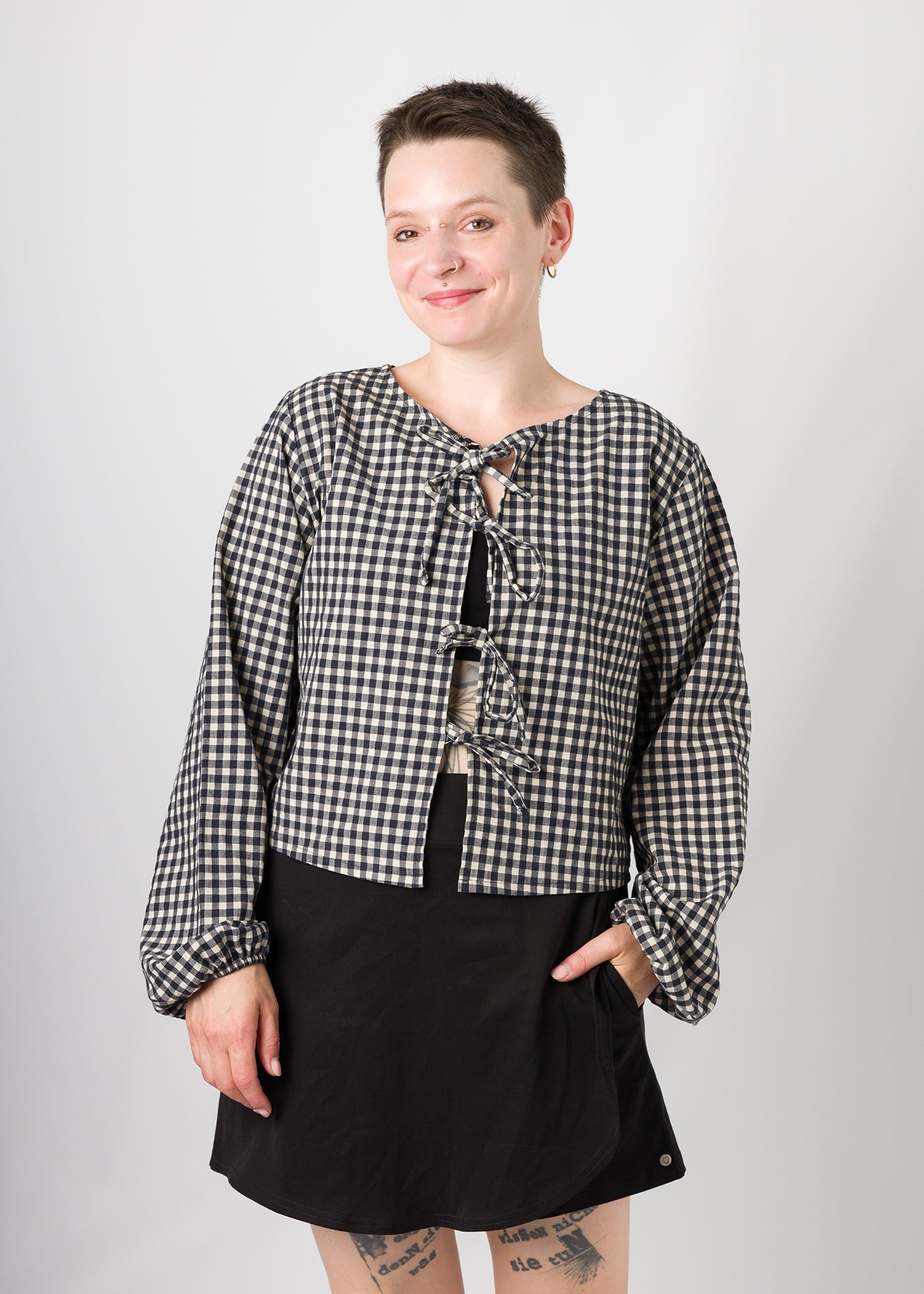 Melly trägt auf dem Foto 'Bella' Größe S, Seersucker und 'Skadi' Größe S, Tenceljersey