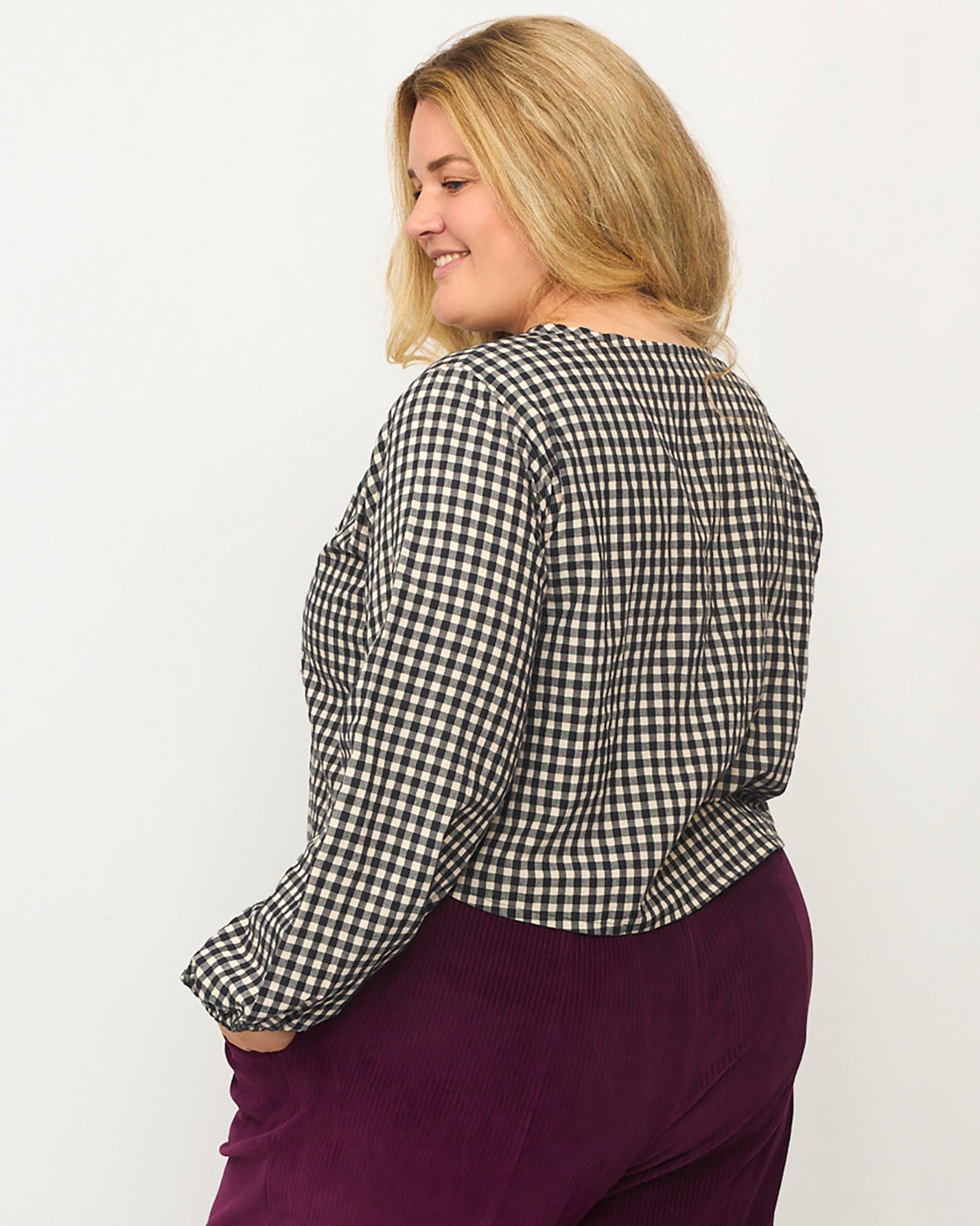 Nina trägt auf dem Foto 'Bella' mit Ballonärmeln Größe XXXL, Seersucker schwarz-creme