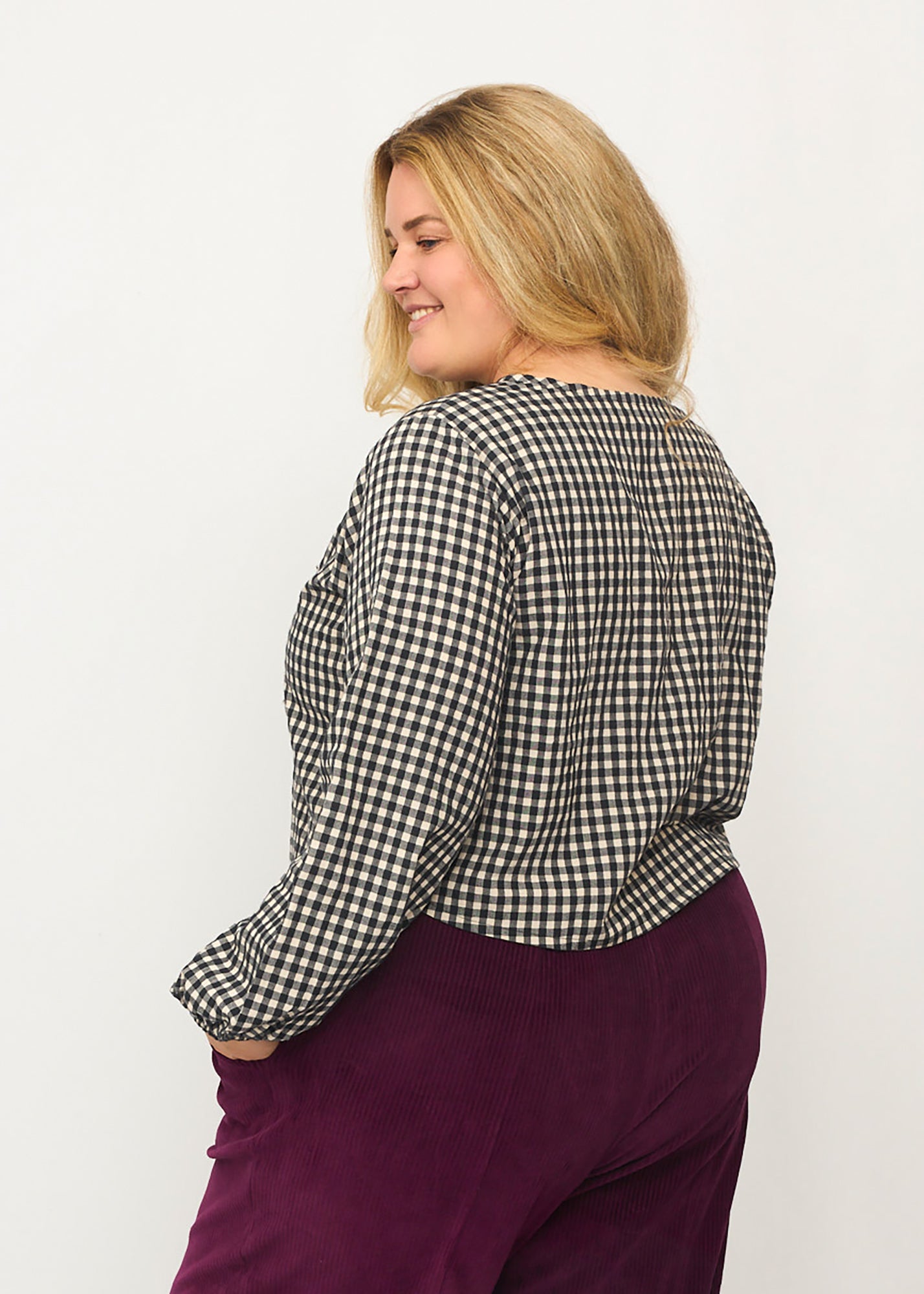 Nina trägt auf dem Foto 'Bella' mit Ballonärmeln Größe XXXL, Seersucker schwarz-creme