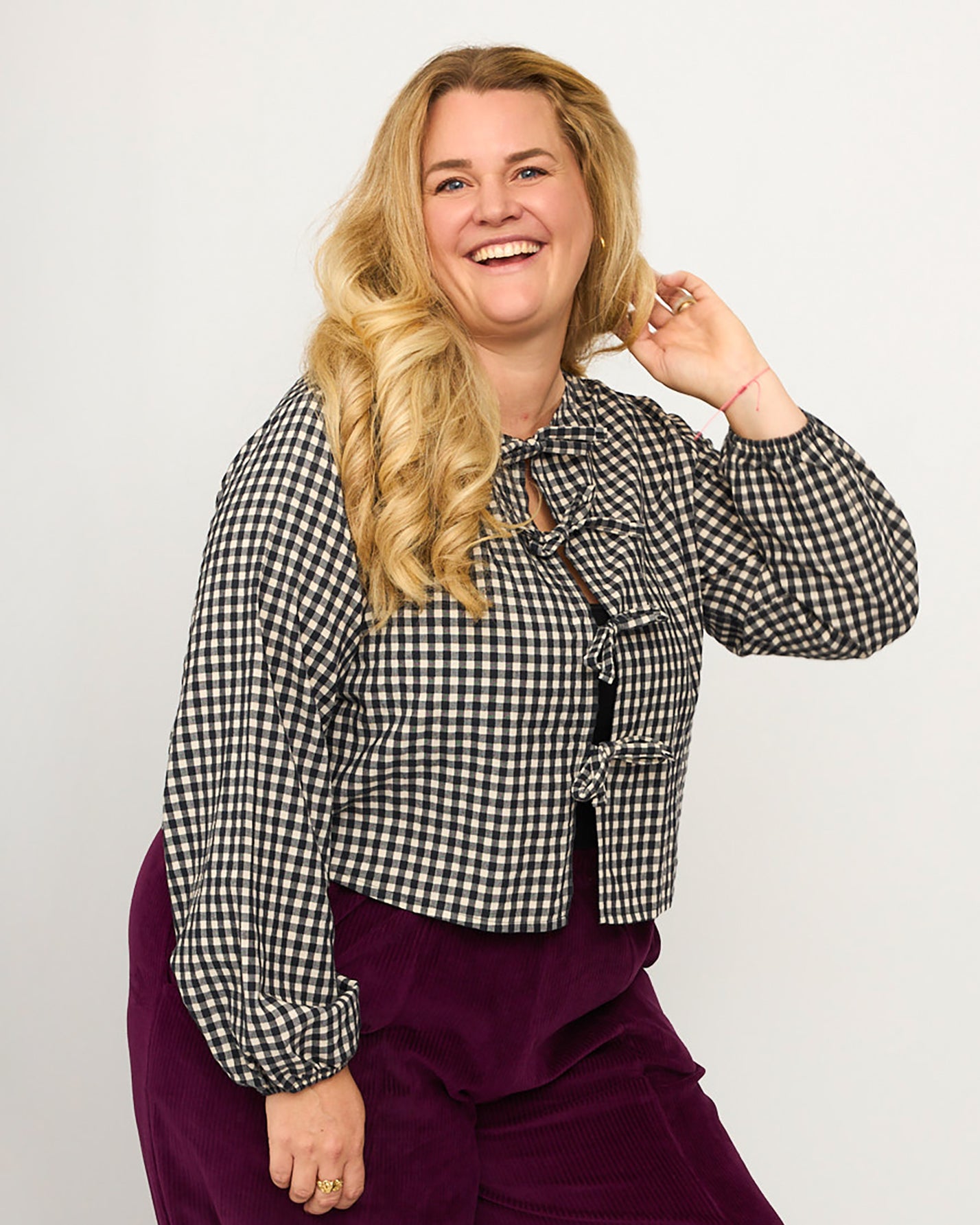 Nina trägt auf dem Foto 'Bella' mit Ballonärmeln Größe XXXL, Seersucker schwarz-creme