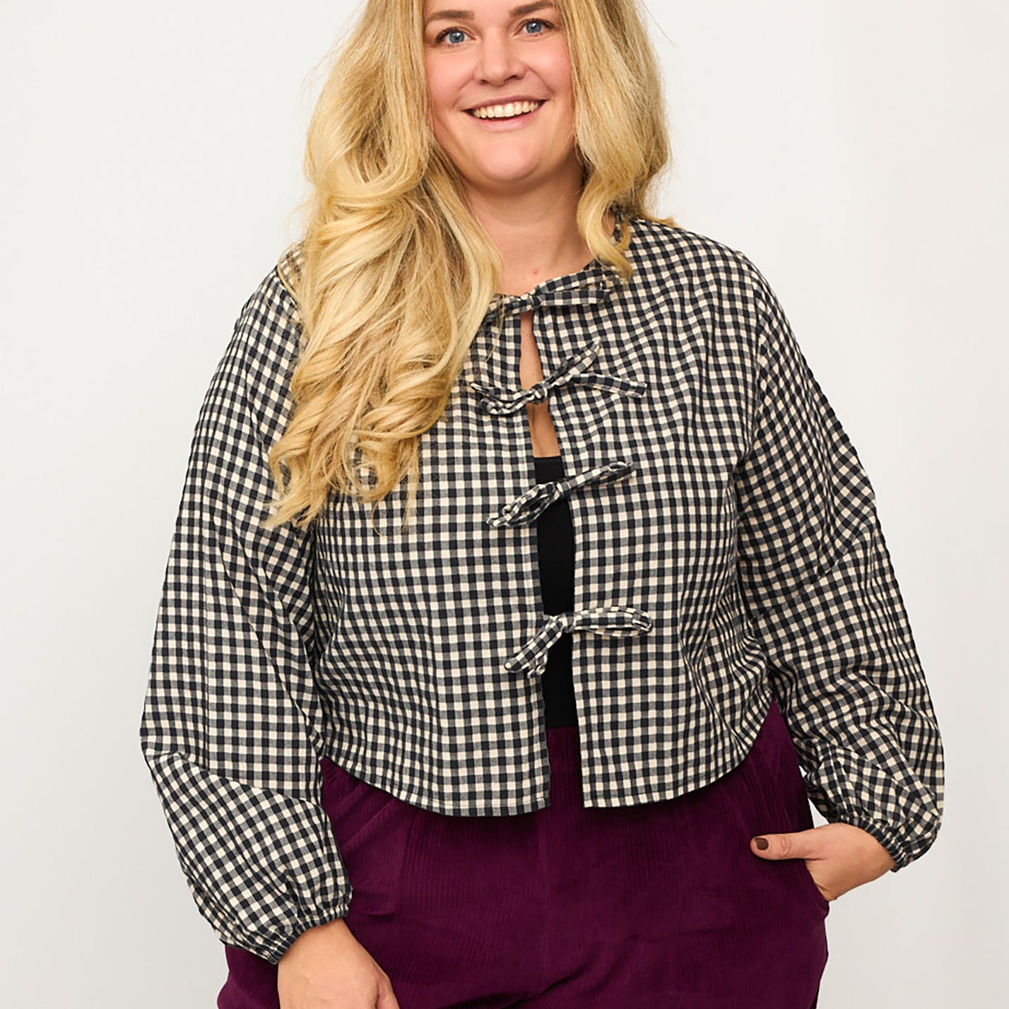 Nina trägt auf dem Foto 'Bella' mit Ballonärmeln Größe XXXL, Seersucker schwarz-creme