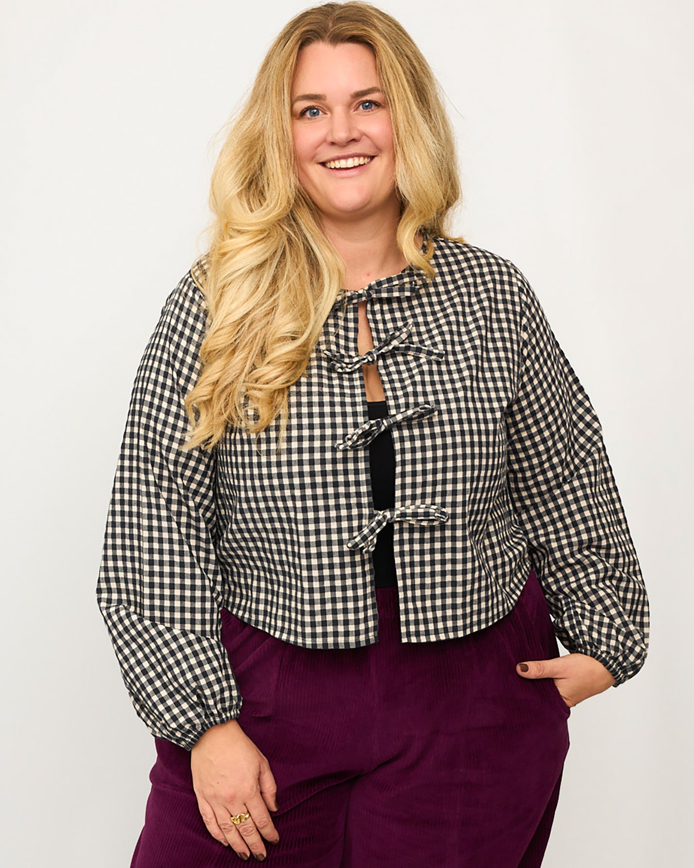 Nina trägt auf dem Foto 'Bella' mit Ballonärmeln Größe XXXL, Seersucker schwarz-creme