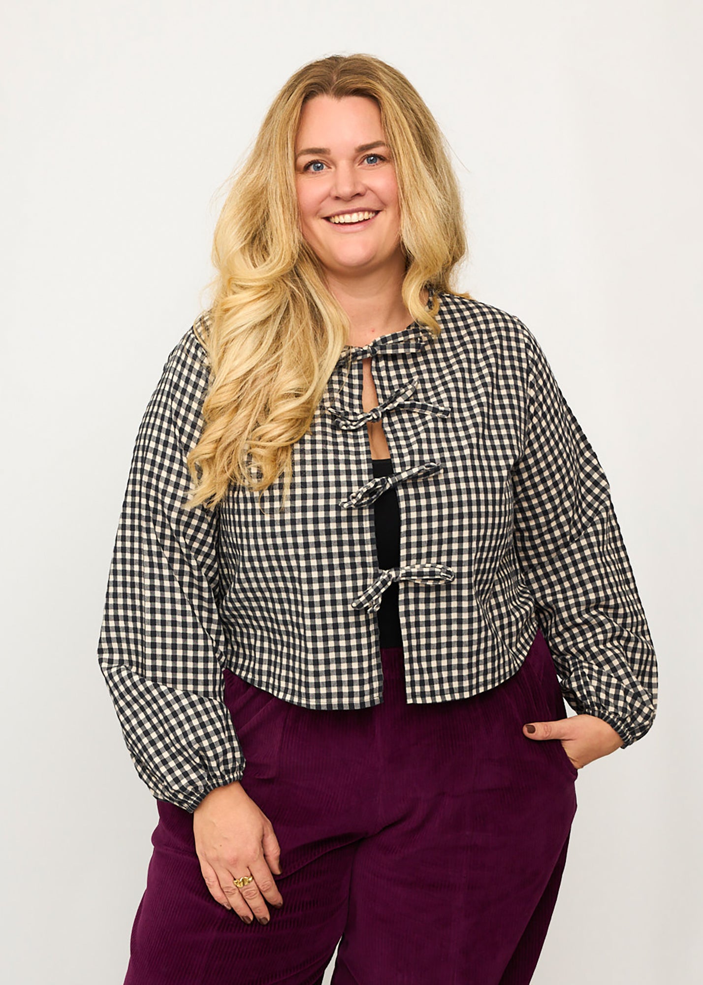 Nina trägt auf dem Foto 'Bella' mit Ballonärmeln Größe XXXL, Seersucker schwarz-creme