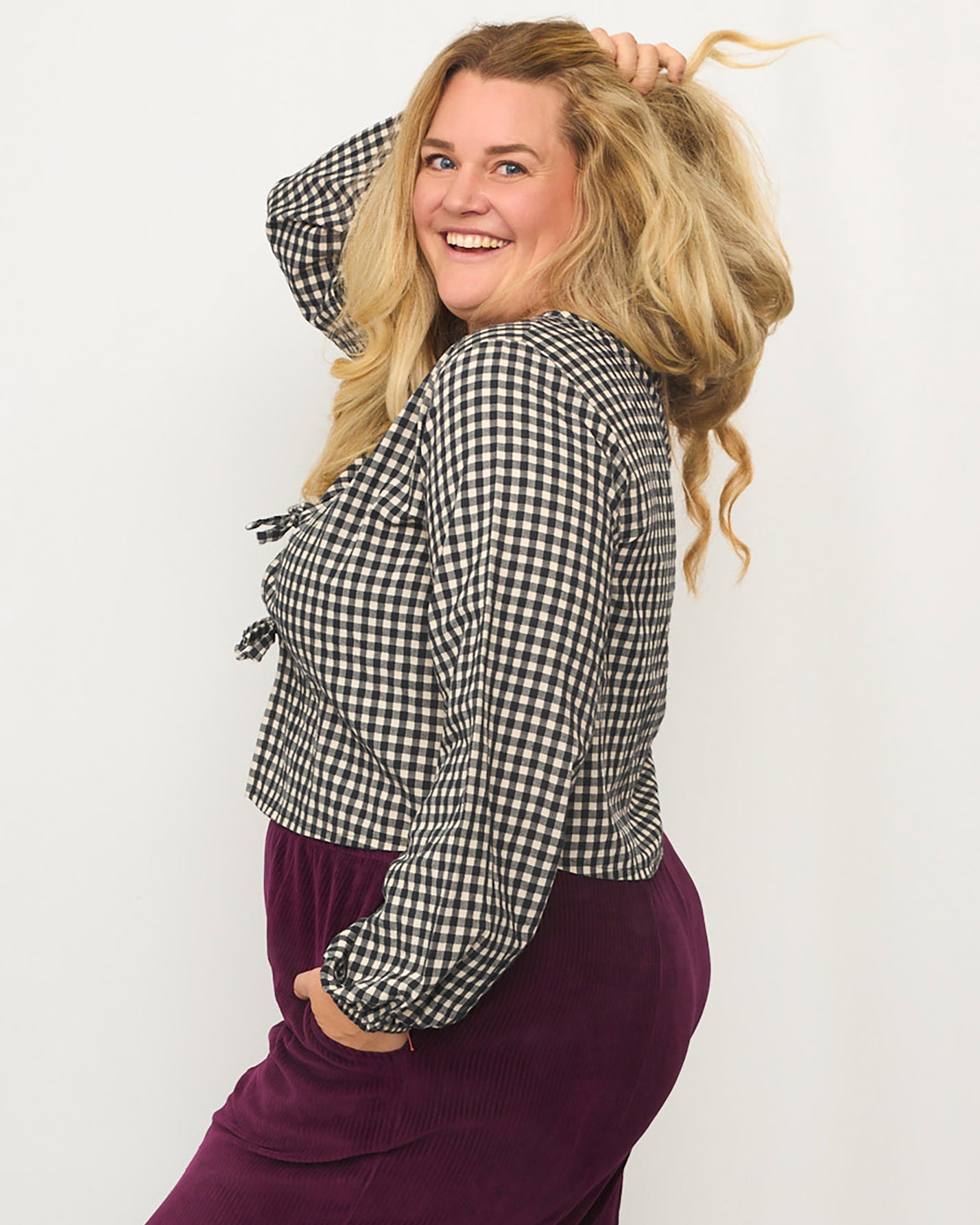 Nina trägt auf dem Foto 'Bella' mit Ballonärmeln Größe XXXL, Seersucker schwarz-creme