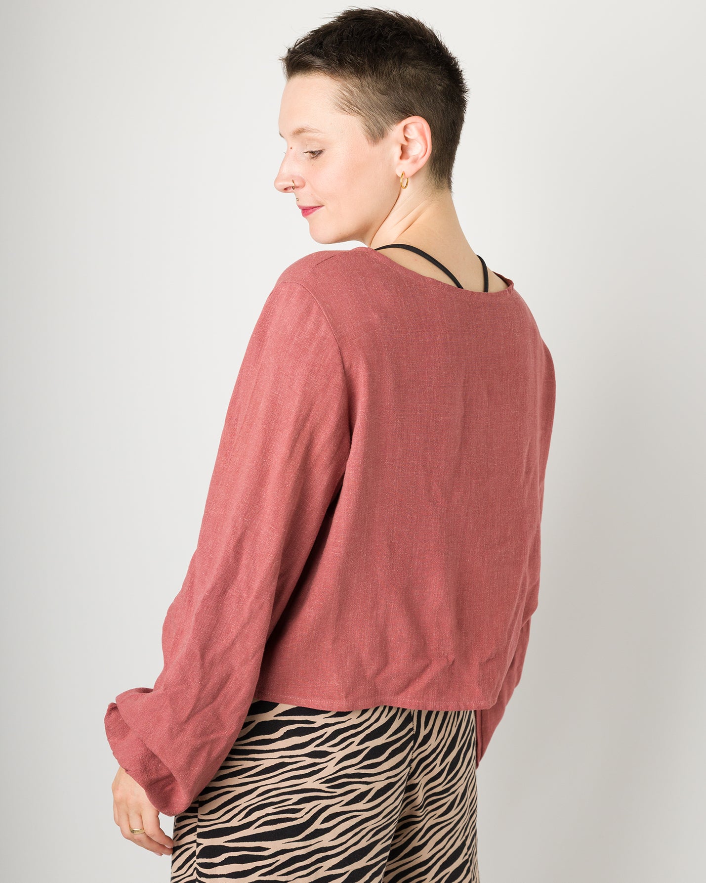 Melly trägt auf dem Foto 'Bella' Größe S, EcoVero Leinen terra