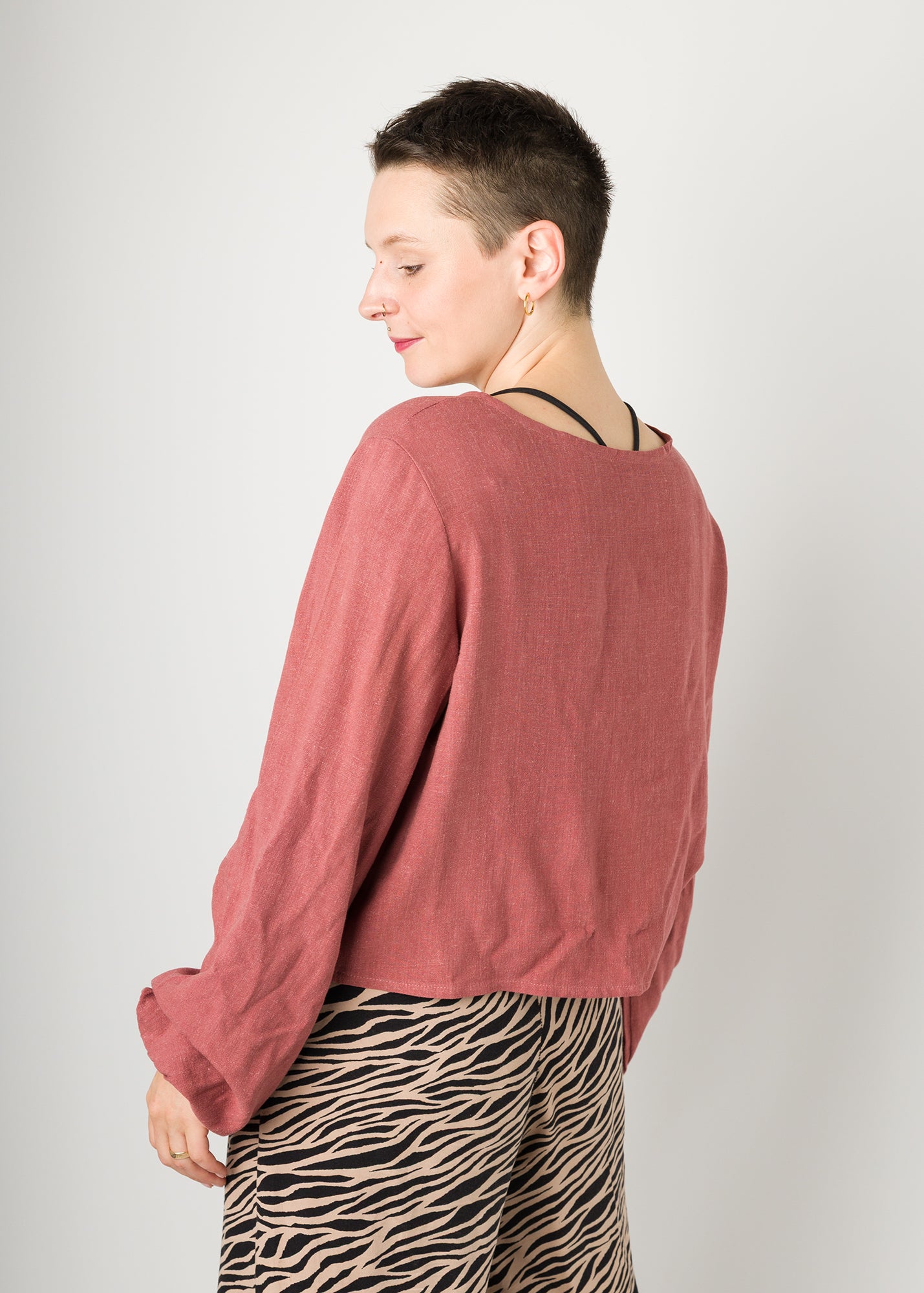 Melly trägt auf dem Foto 'Bella' Größe S, EcoVero Leinen terra