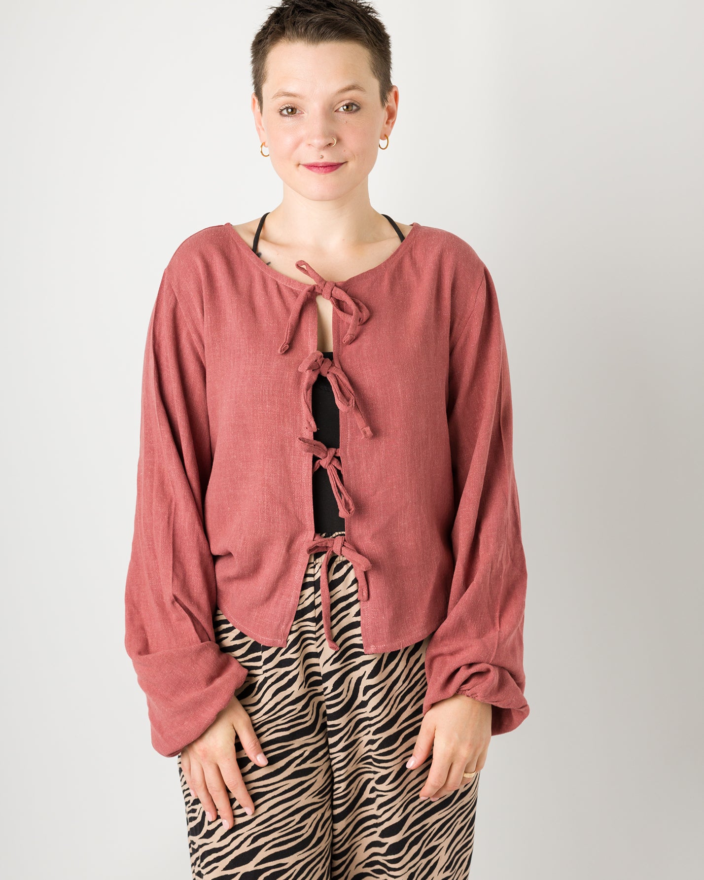 Melly trägt auf dem Foto 'Bella' Größe S, EcoVero Leinen terra