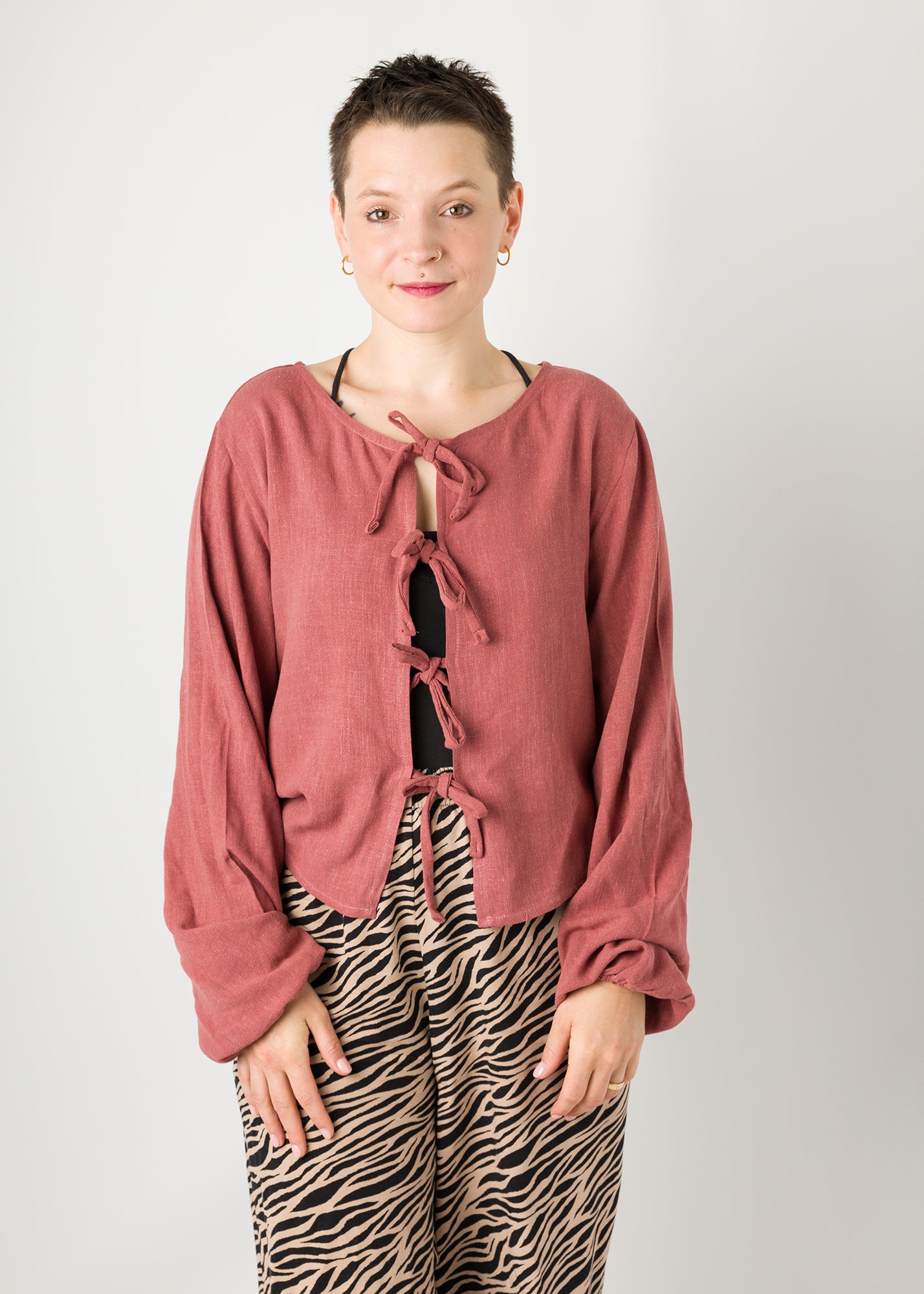 Melly trägt auf dem Foto 'Bella' Größe S, EcoVero Leinen terra