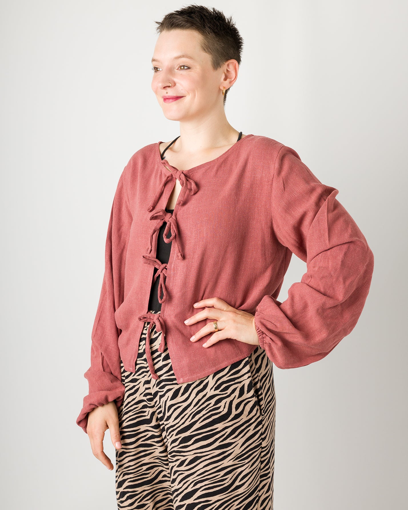 Melly trägt auf dem Foto 'Bella' Größe S, LeinenEcoVero