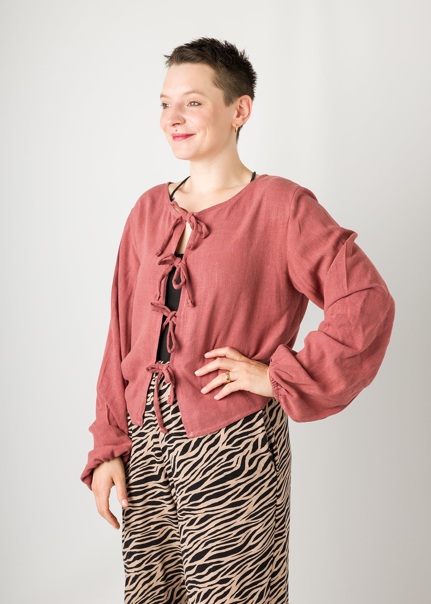 Melly trägt auf dem Foto 'Bella' Größe S, LeinenEcoVero