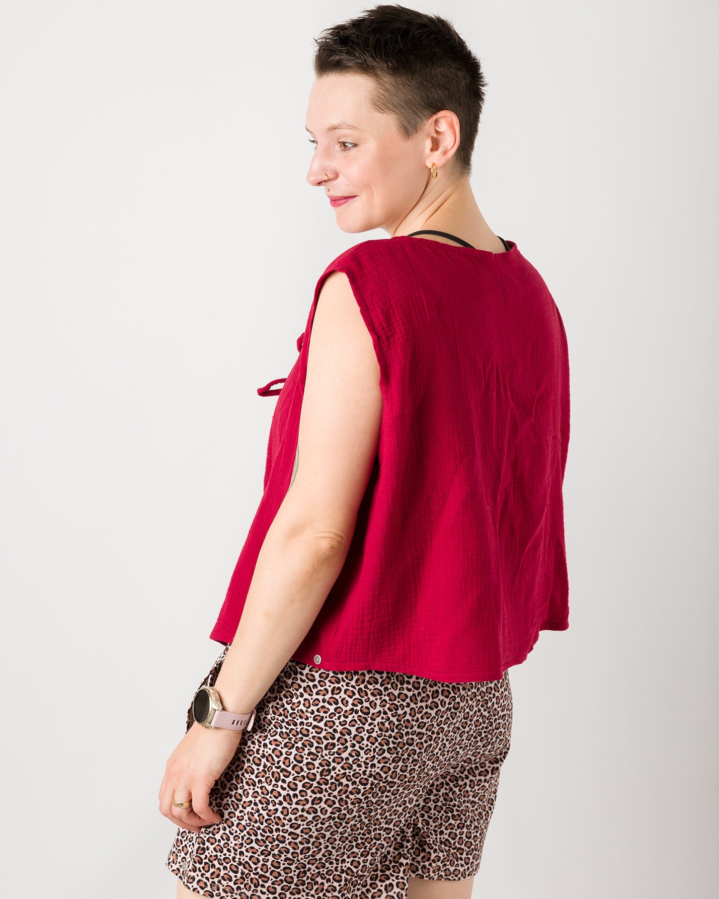 Melly trägt auf dem Foto 'Bella' Größe XL, Musselin und 'Skadi' Größe S, Muster elastisch