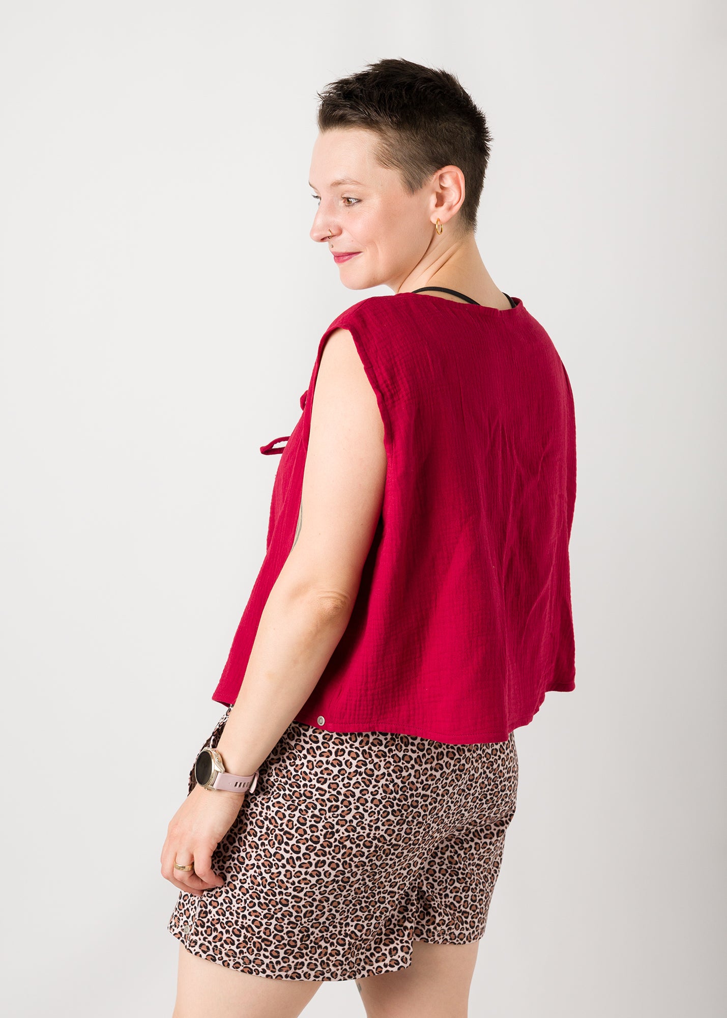 Melly trägt auf dem Foto 'Bella' Größe XL, Musselin und 'Skadi' Größe S, Muster elastisch