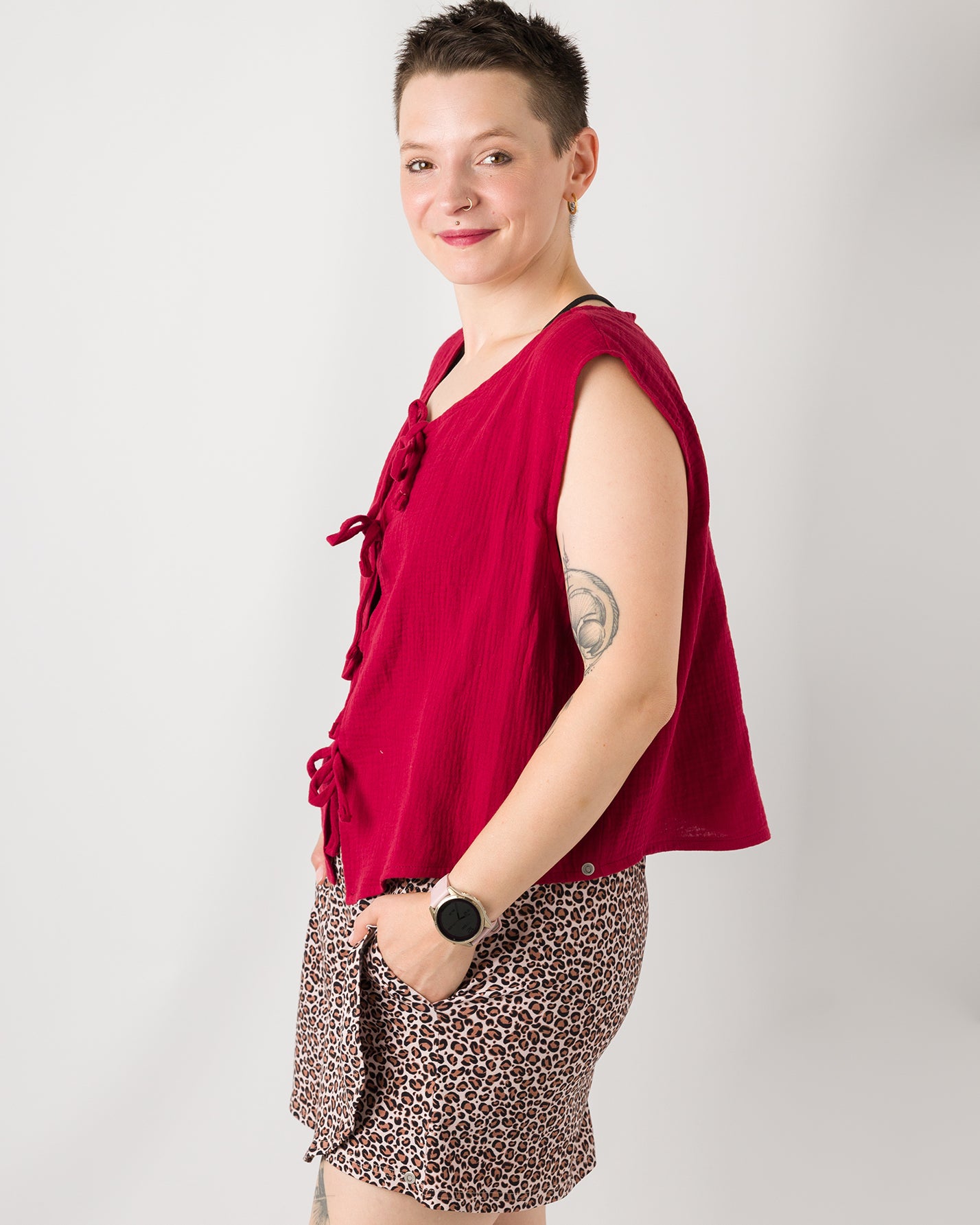 Melly trägt auf dem Foto 'Bella' Größe XL, Musselin und 'Skadi' Größe S, Muster elastisch