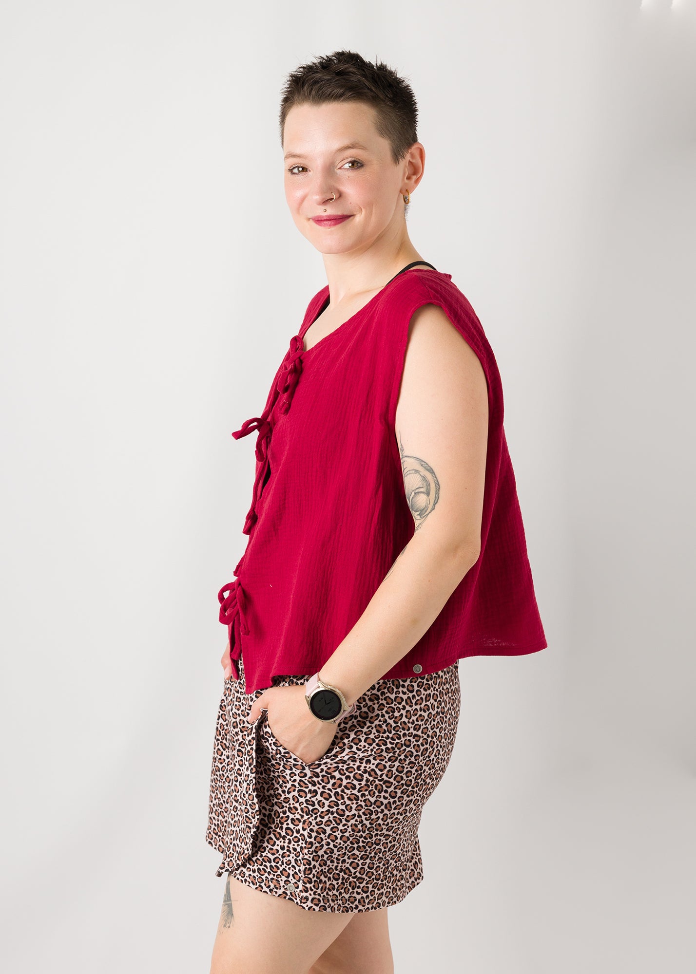 Melly trägt auf dem Foto 'Bella' Größe XL, Musselin und 'Skadi' Größe S, Muster elastisch