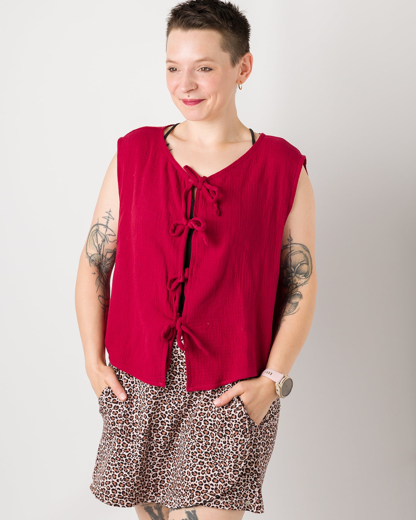 Melly trägt auf dem Foto 'Bella' Größe XL, Musselin und 'Skadi' Größe S, Muster elastisch