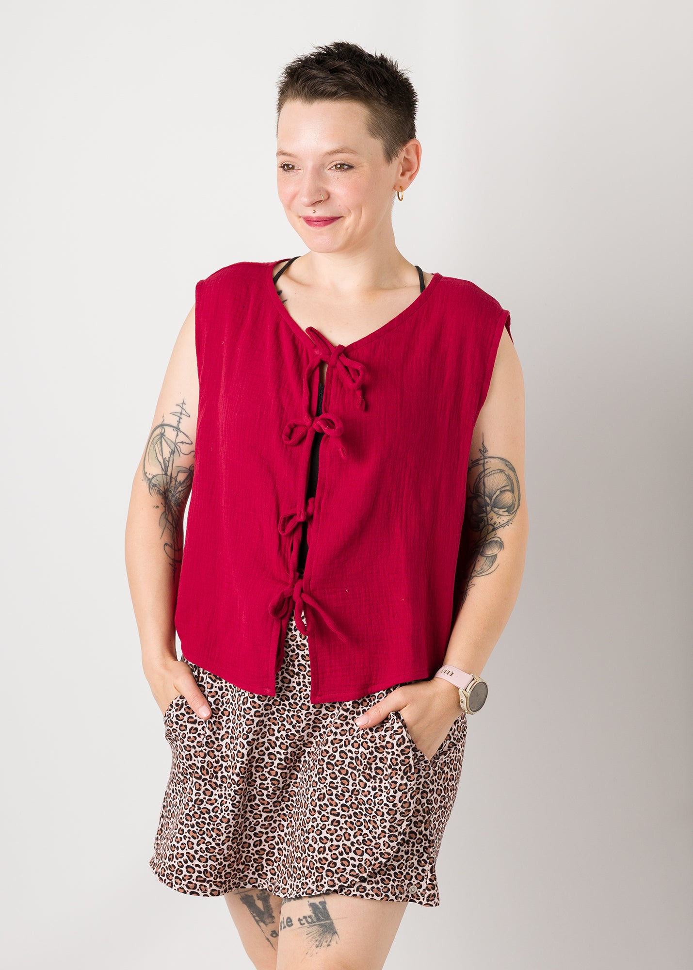 Melly trägt auf dem Foto 'Bella' Größe XL, Musselin und 'Skadi' Größe S, Muster elastisch