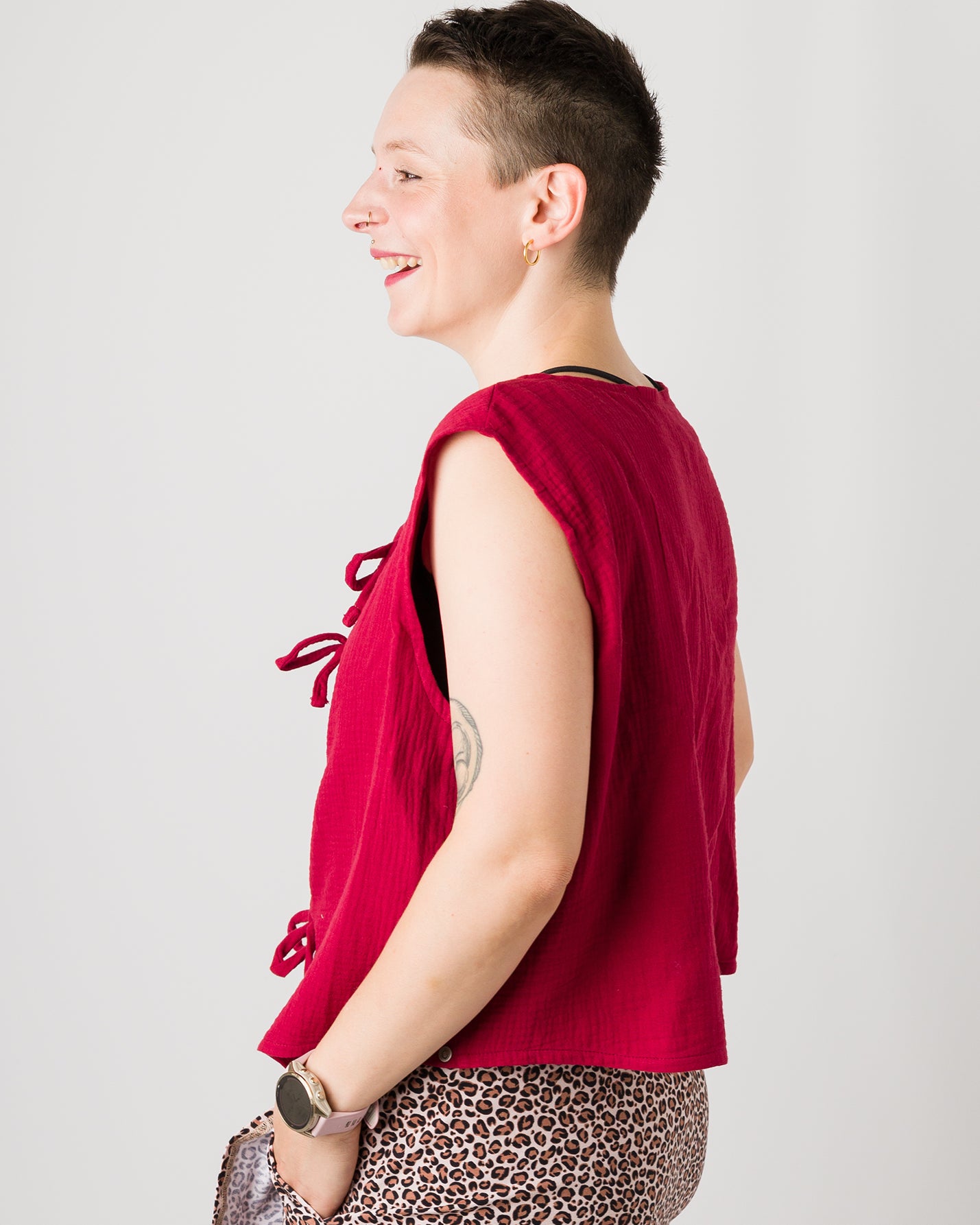 Melly trägt auf dem Foto 'Bella' Größe XL, Musselin und 'Skadi' Größe S, Muster elastisch