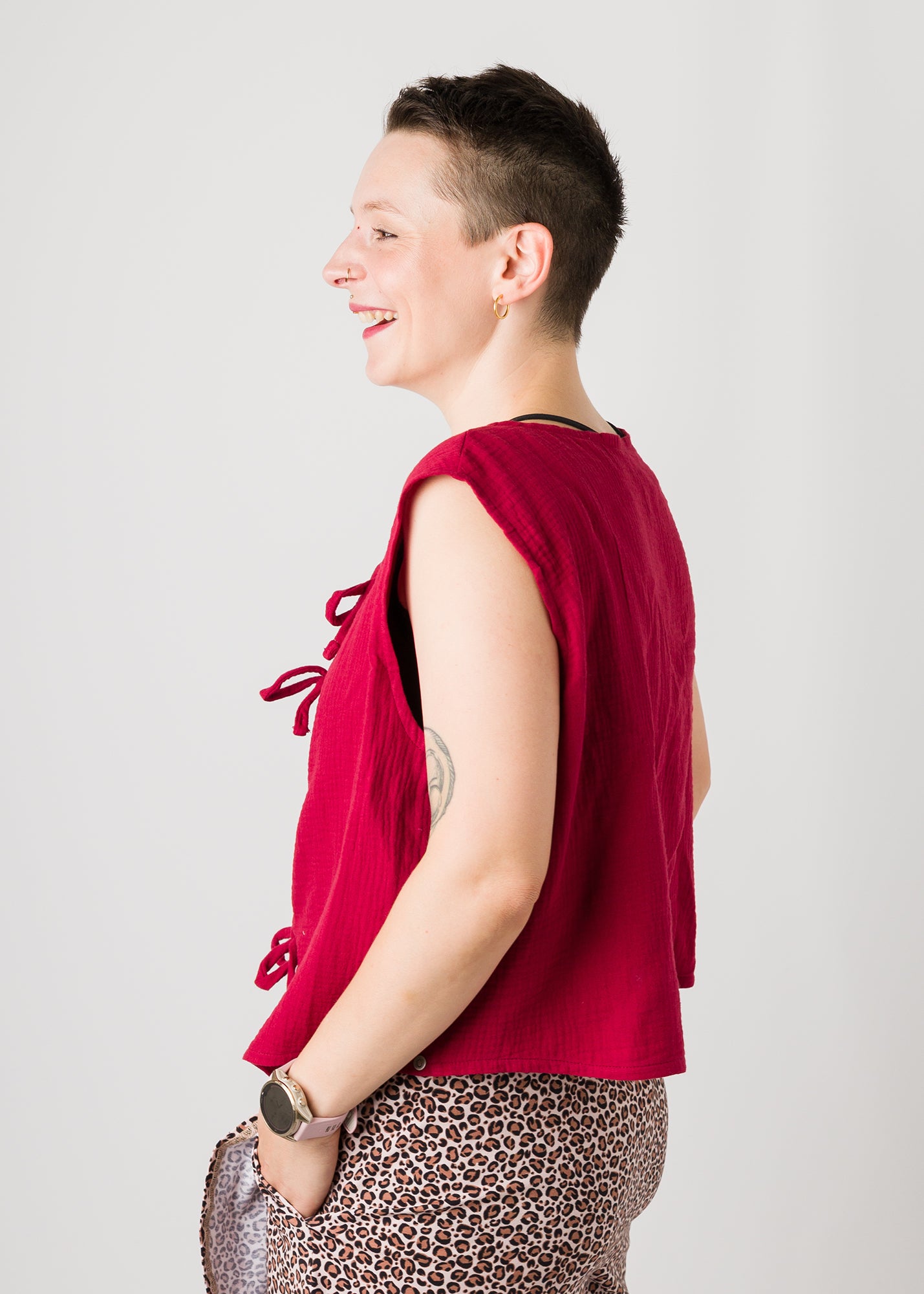 Melly trägt auf dem Foto 'Bella' Größe XL, Musselin rot und 'Skadi' Größe S, Muster elastisch 'Leobertchen'