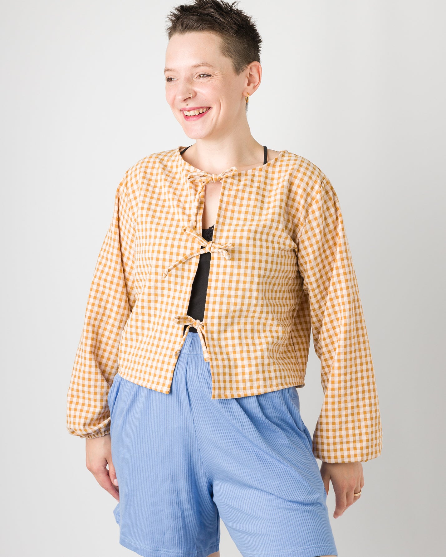 Melly trägt auf dem Foto 'Bella' mit 3 Bändern Größe S, Seersucker und 'Kira' Größe M, Rippjersey