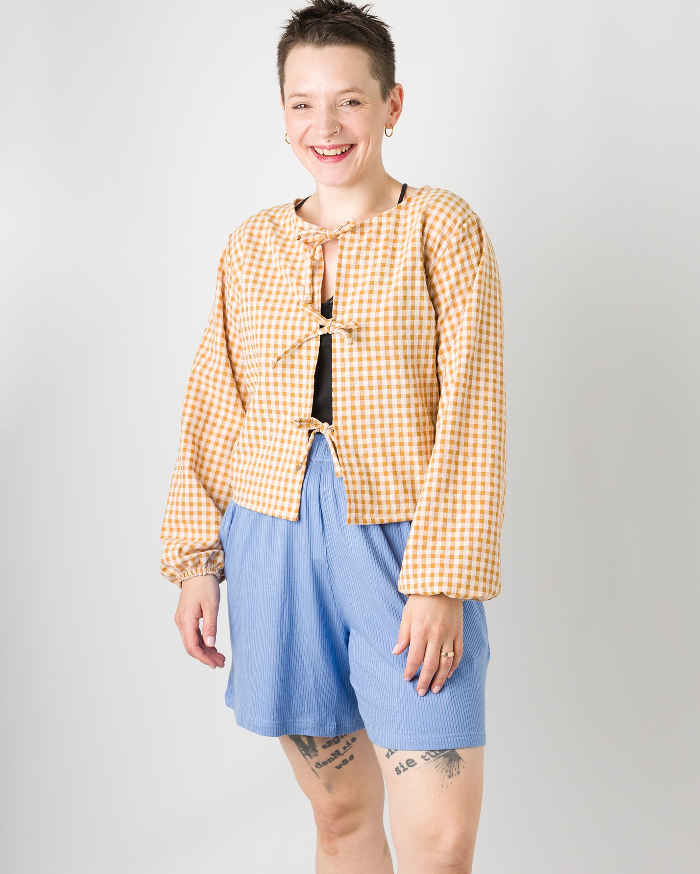 Melly trägt auf dem Foto 'Bella' mit 3 Bändern Größe S, Seersucker und 'Kira' Größe M, Rippjersey