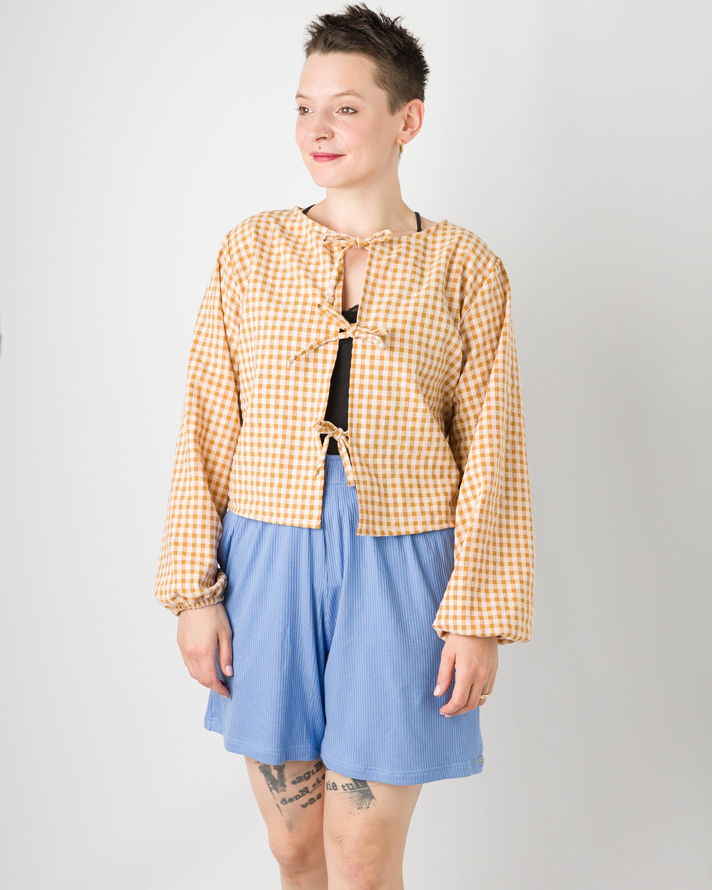 Melly trägt auf dem Foto 'Bella' mit 3 Bändern Größe S, Seersucker und 'Kira' Größe M, Rippjersey