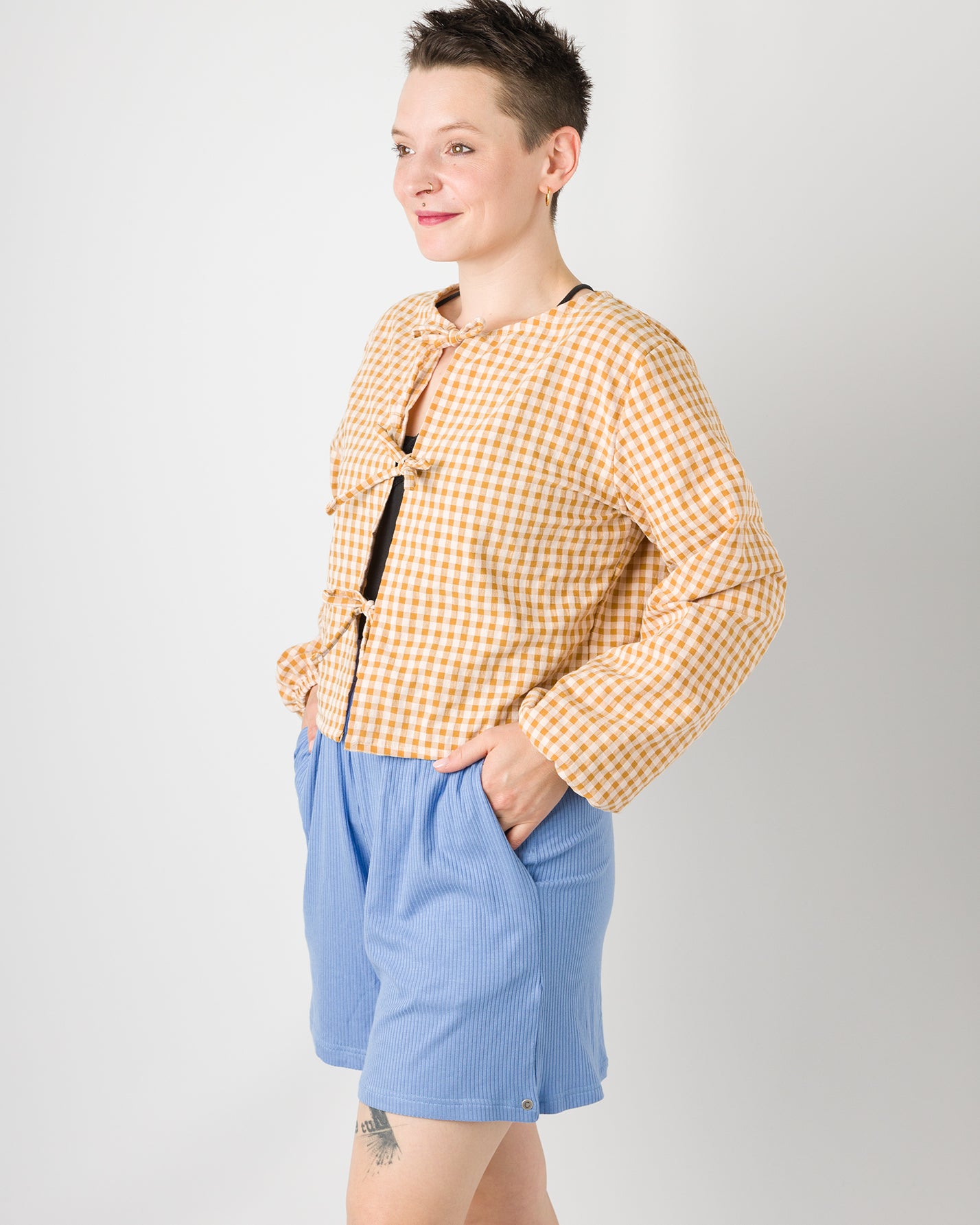 Melly trägt auf dem Foto 'Bella' mit 3 Bändern Größe S, Seersucker und 'Kira' Größe M, Rippjersey