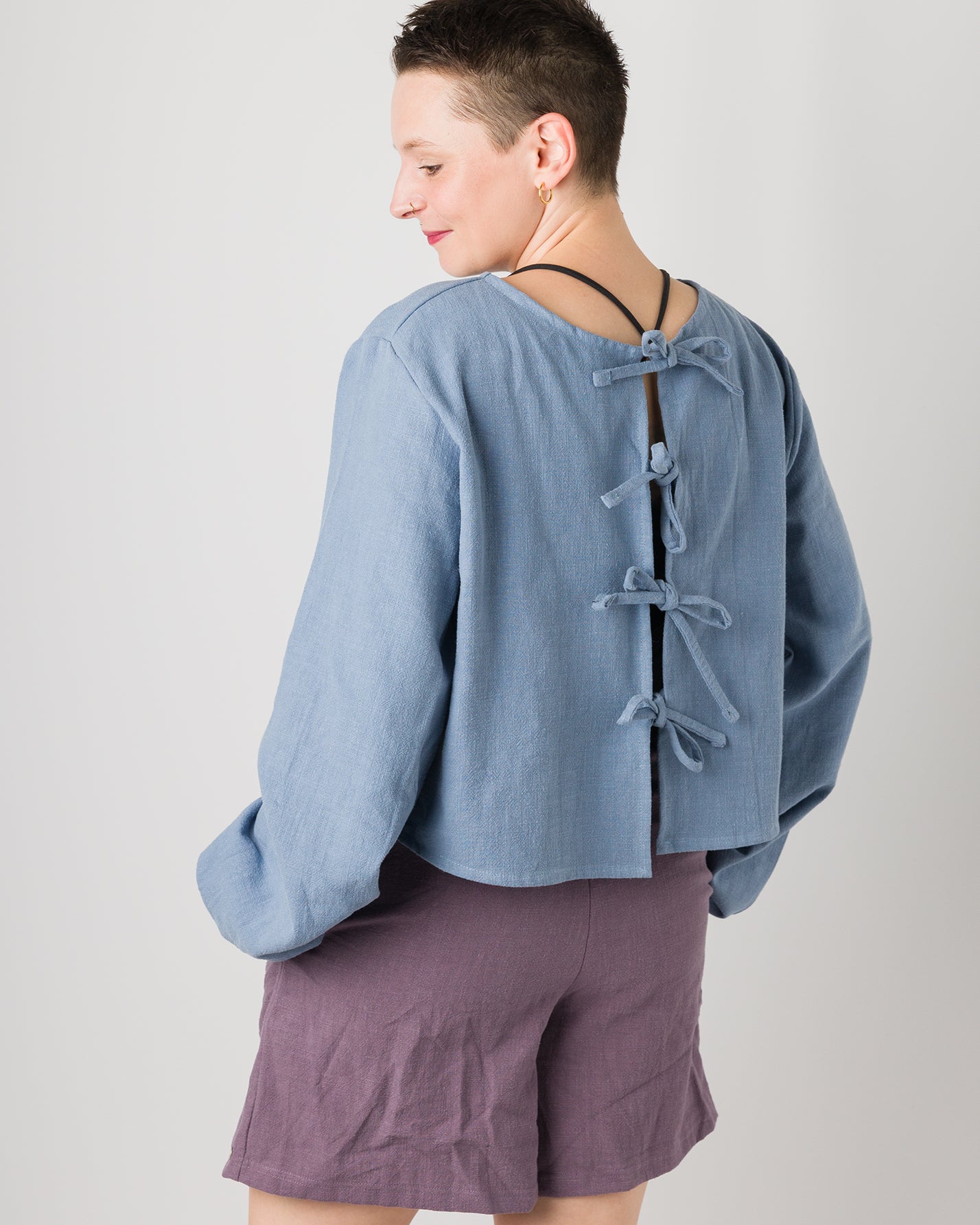 Melly trägt auf dem Foto 'Bella' Größe XL, Leinen stonewashed und 'Kira' Größe M, Leinen stonewashed