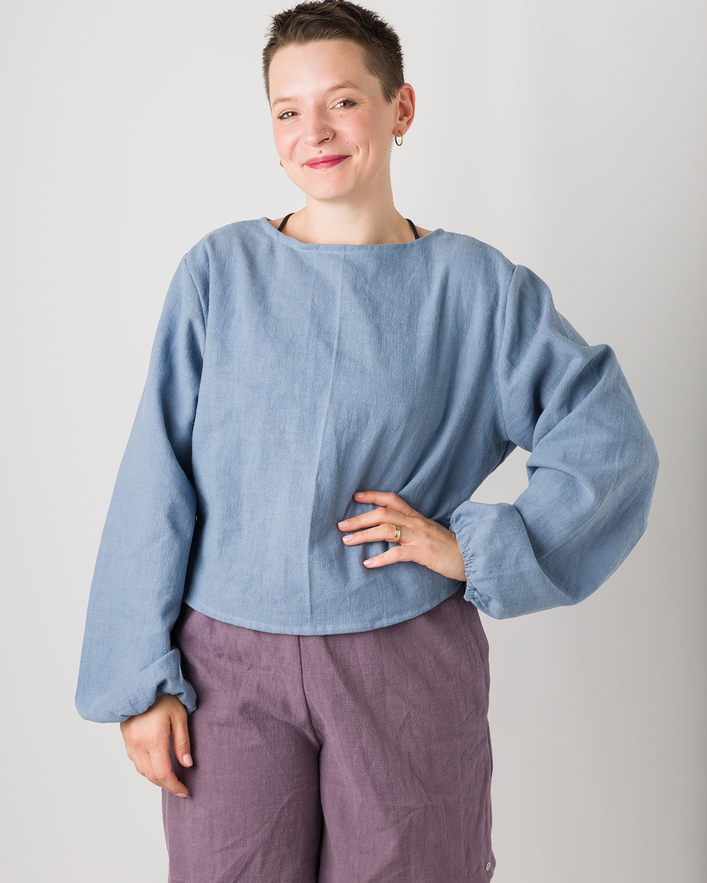 Melly trägt auf dem Foto 'Bella' Größe XL, Leinen stonewashed und 'Kira' Größe M, Leinen stonewashed