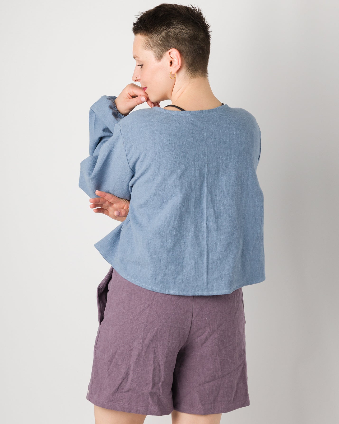 Melly trägt auf dem Foto 'Bella' Größe XL, Leinen stonewashed und 'Kira' Größe M, Leinen stonewashed