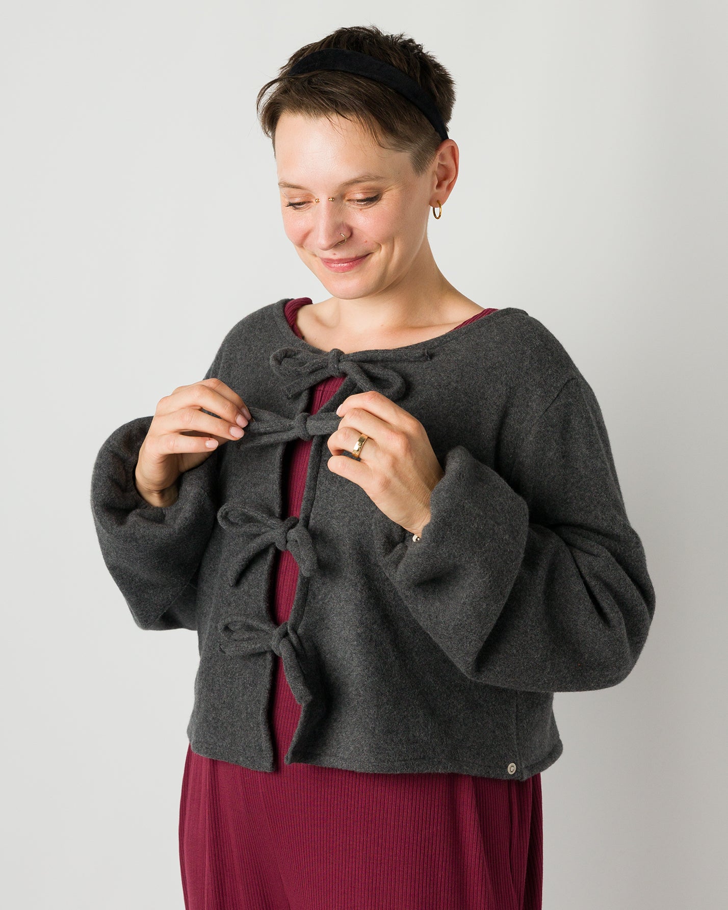 Melly trägt auf dem Foto 'Bella' Größe S, Fleece dunkelgrau