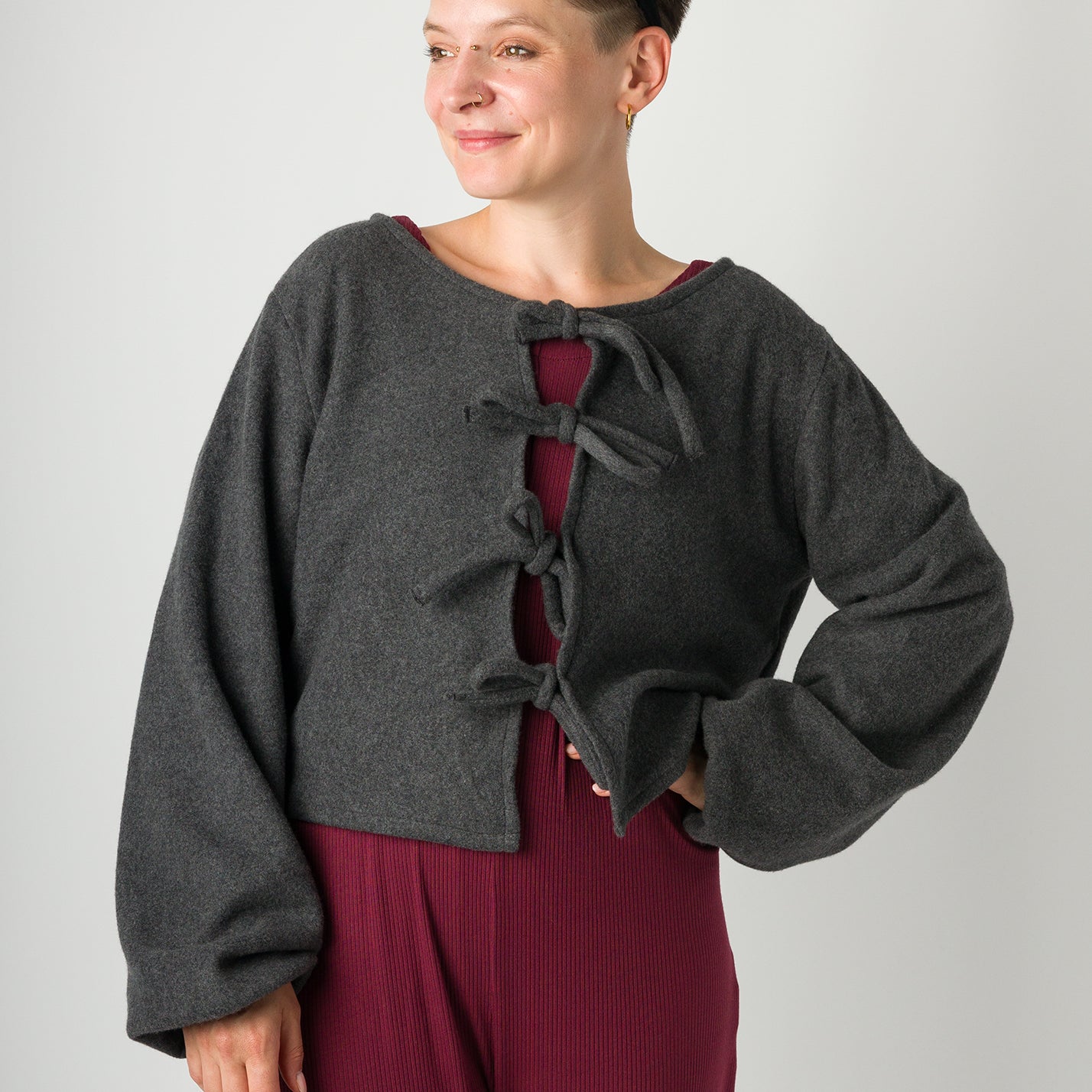 Melly trägt auf dem Foto 'Bella' mit Ballonärmeln Größe S, Fleece dunkelgrau