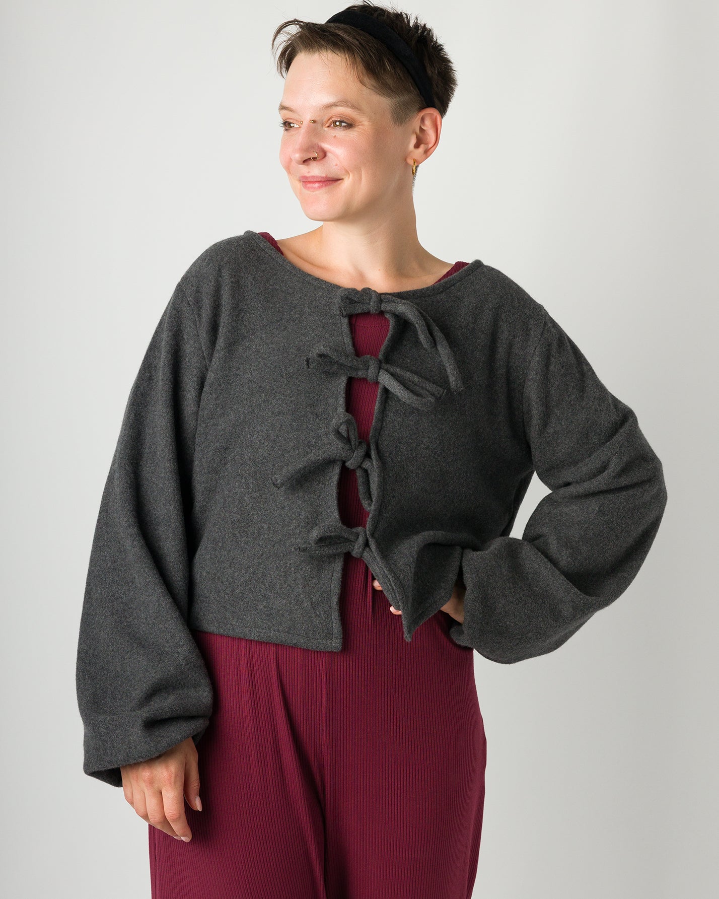 Melly trägt auf dem Foto 'Bella' mit Ballonärmeln Größe S, Fleece dunkelgrau