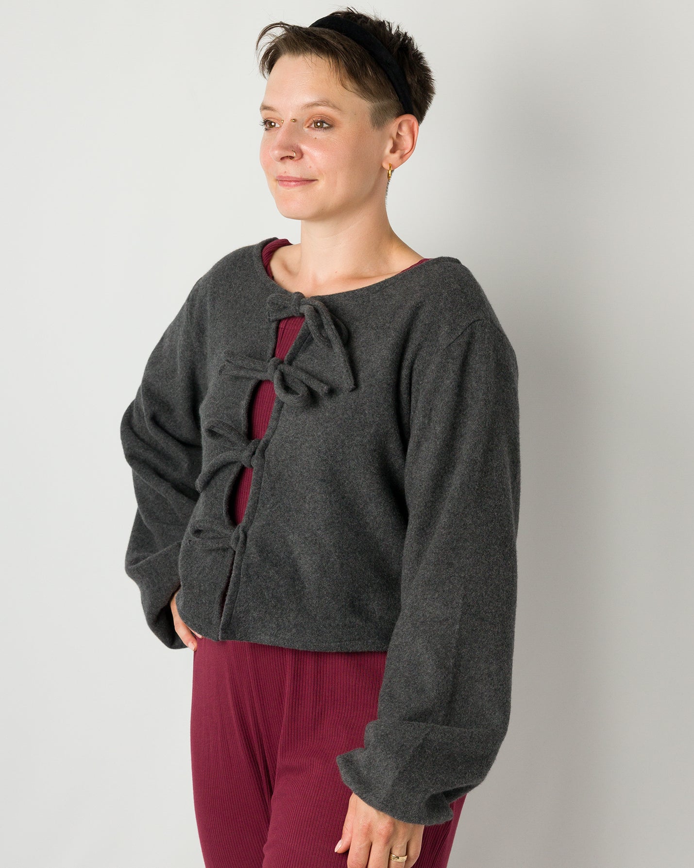 Melly trägt auf dem Foto 'Bella' Größe S, Fleece dunkelgrau