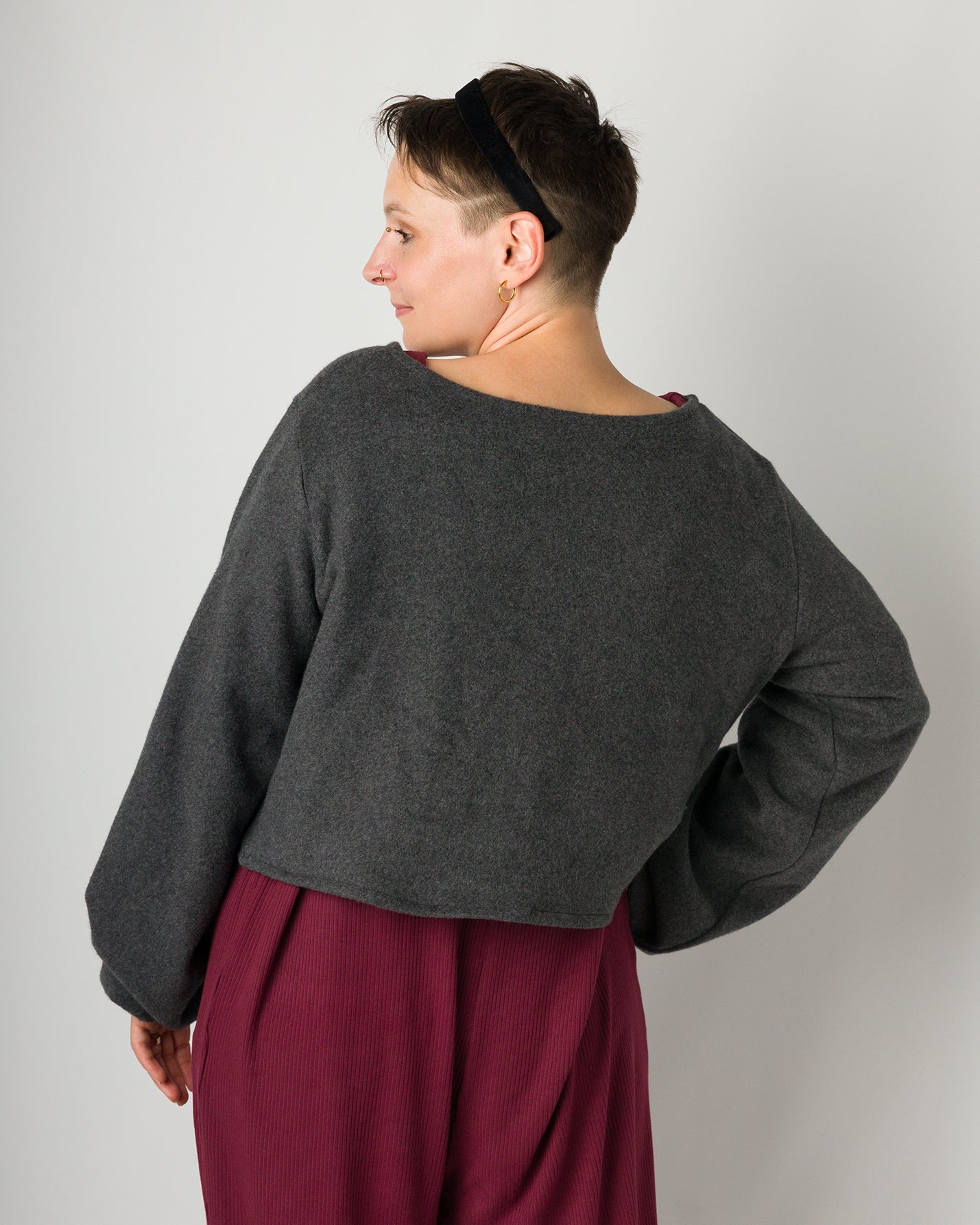 Melly trägt auf dem Foto 'Bella' mit Ballonärmeln Größe S, Fleece dunkelgrau