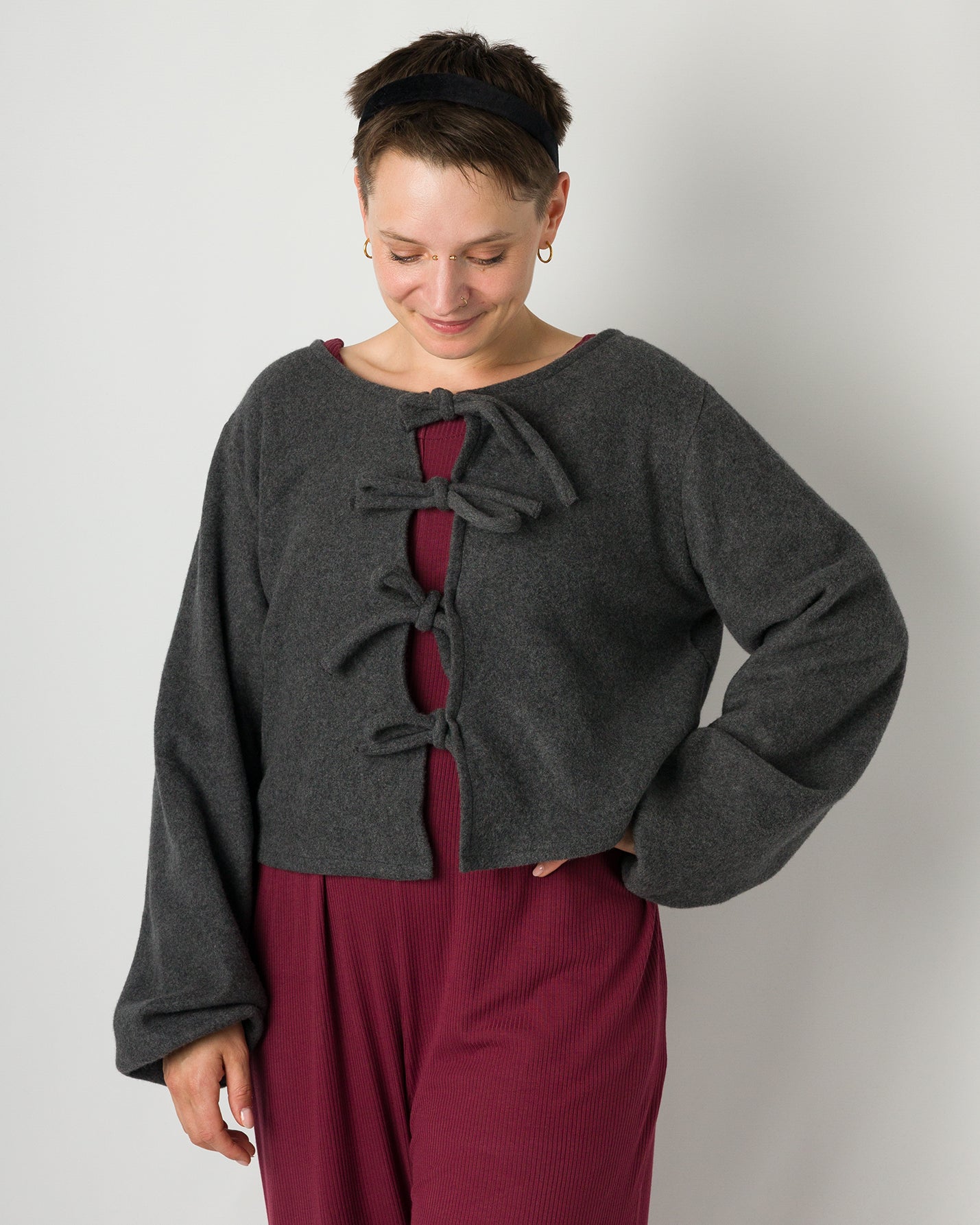 Melly trägt auf dem Foto 'Bella' mit Ballonärmeln Größe S, Fleece dunkelgrau