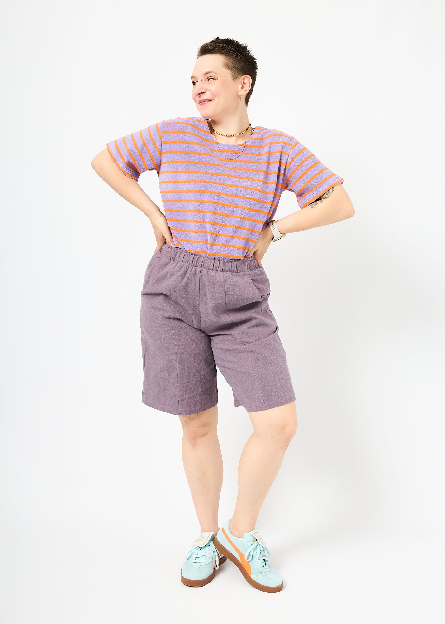 Melly trägt das Shirt Sammy in Größe M und die Bermuda Shorts Leinen pflaume Größe M.