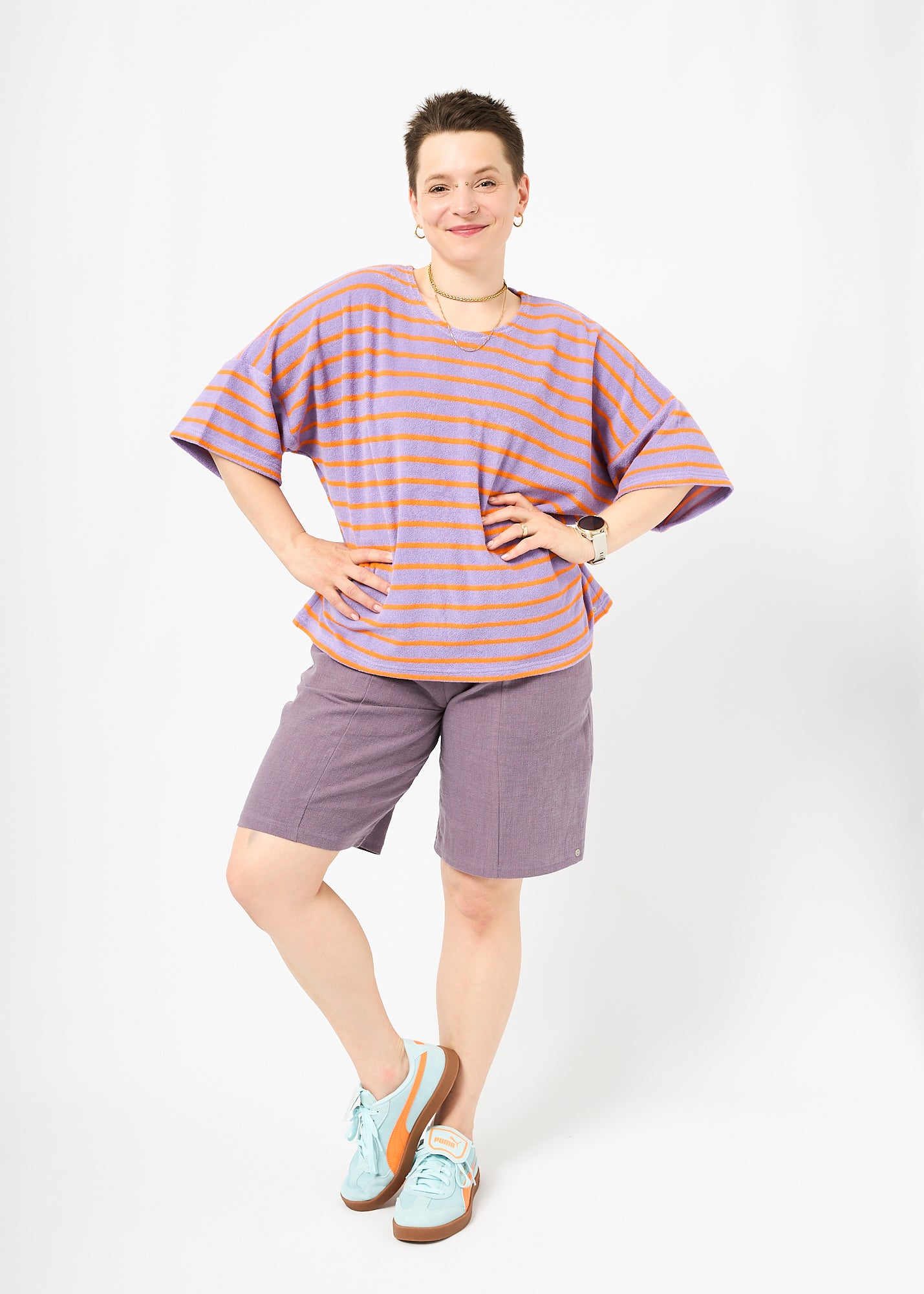 Melly trägt das Shirt Sammy in Größe M und die Bermuda Shorts Leinen pflaume Größe M.