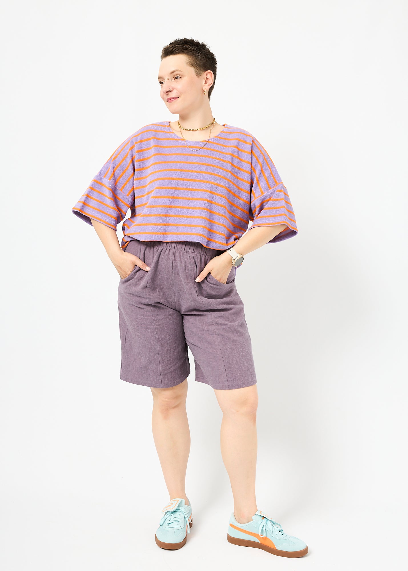 Melly trägt das Shirt Sammy in Größe M und die Bermuda Shorts Leinen pflaume Größe M.